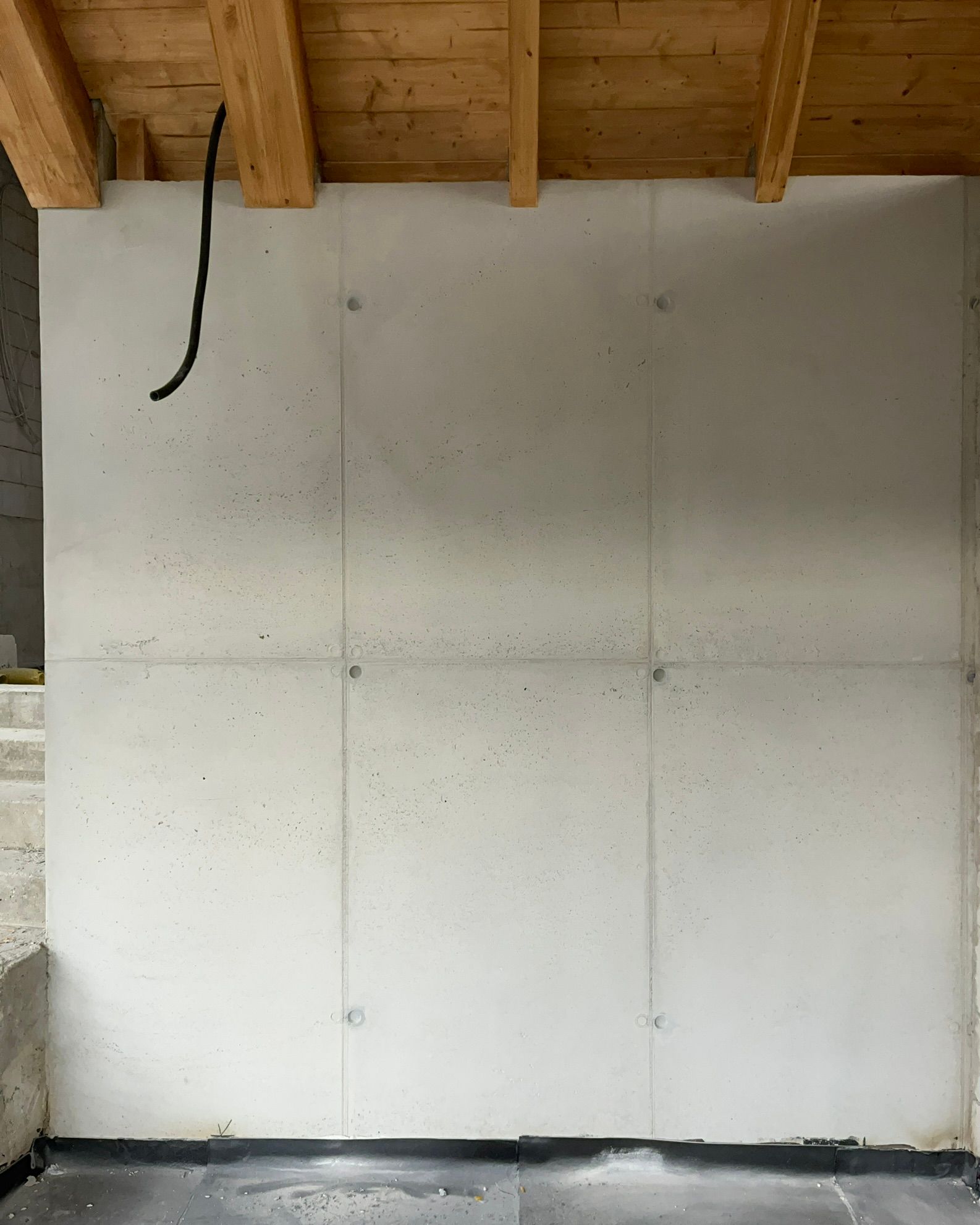 Eine Sichtbeton Betonwand wurde behandelt mit Betonkosmetik - nachher