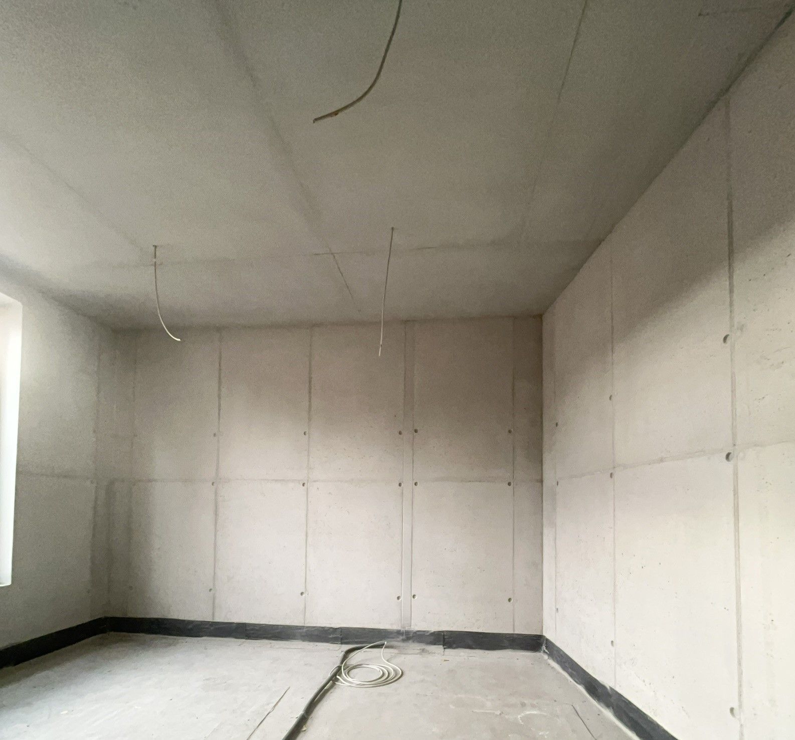 Eine Sichtbeton Decke und Betonwand wurde behandelt mit Betonkosmetik - vorher nachher