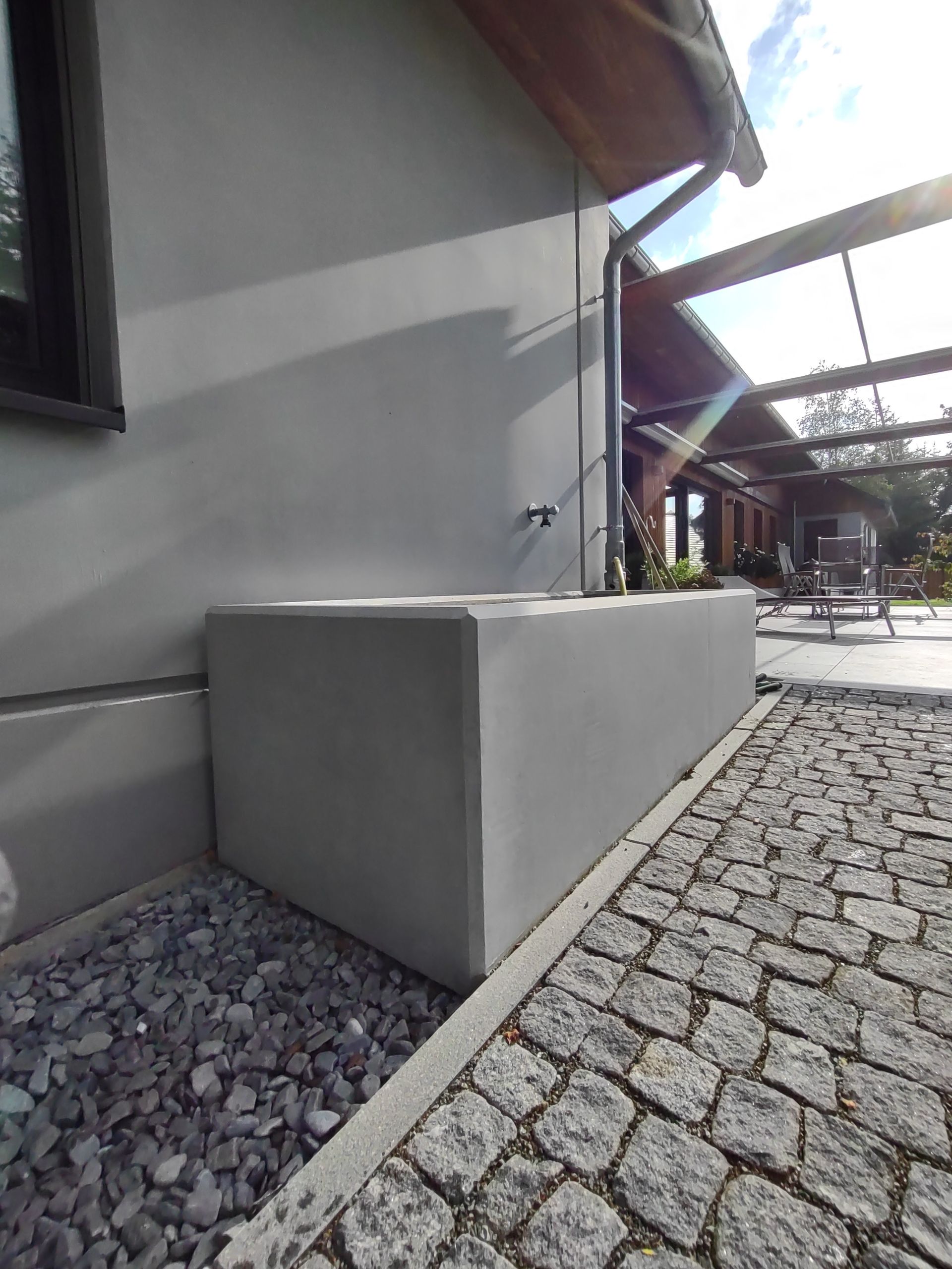 Sichtbetonfassade eines Wohnhauses im Farbton Hellgrau verschönert mit Betonkosmetik und geschützt mit Imprägnierung