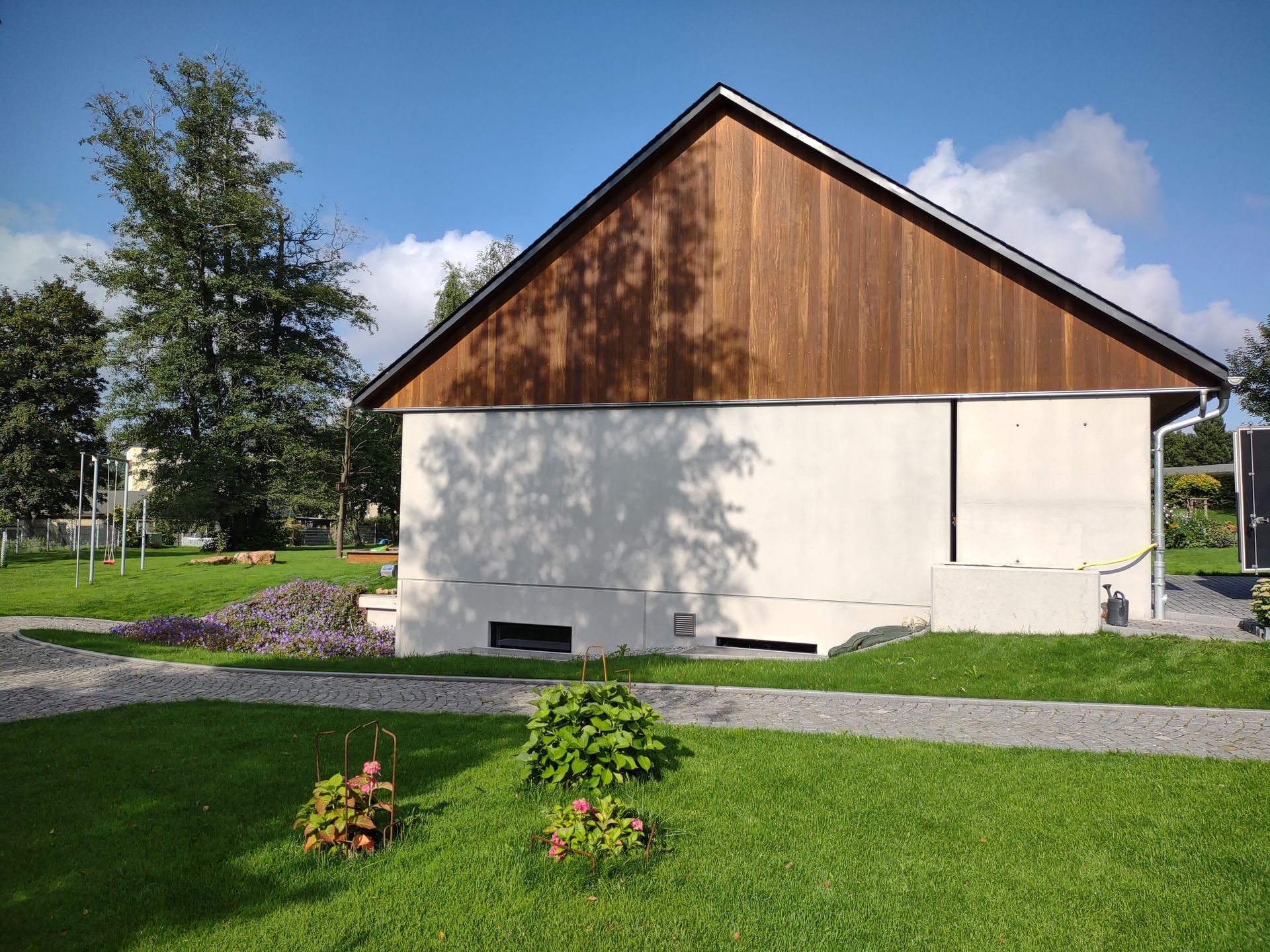 Sichtbetonfassade eines Wohnhauses im Farbton Hellgrau verschönert mit Betonkosmetik