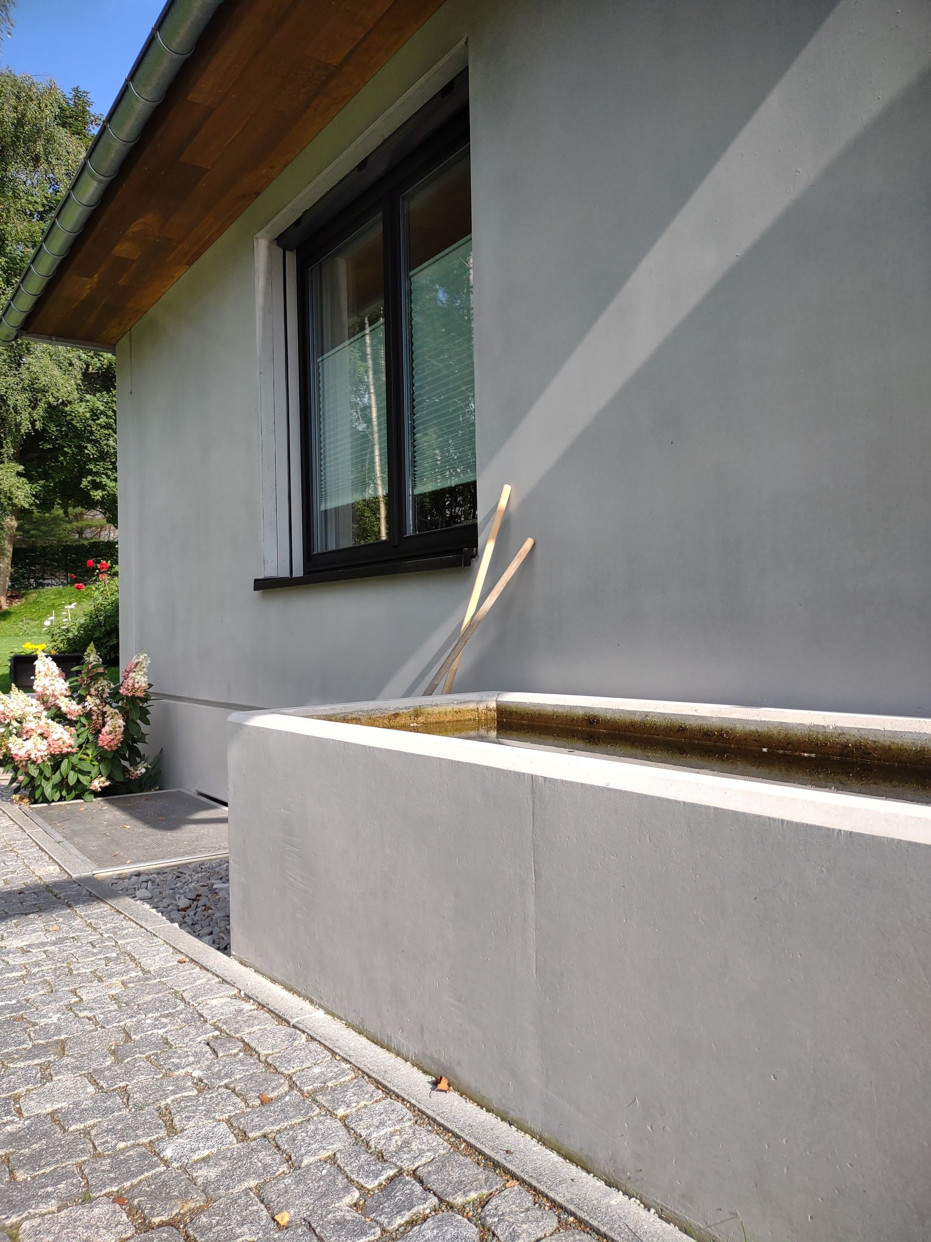 Sichtbetonfassade eines Wohnhauses im Farbton Hellgrau verschönert mit Betonkosmetik