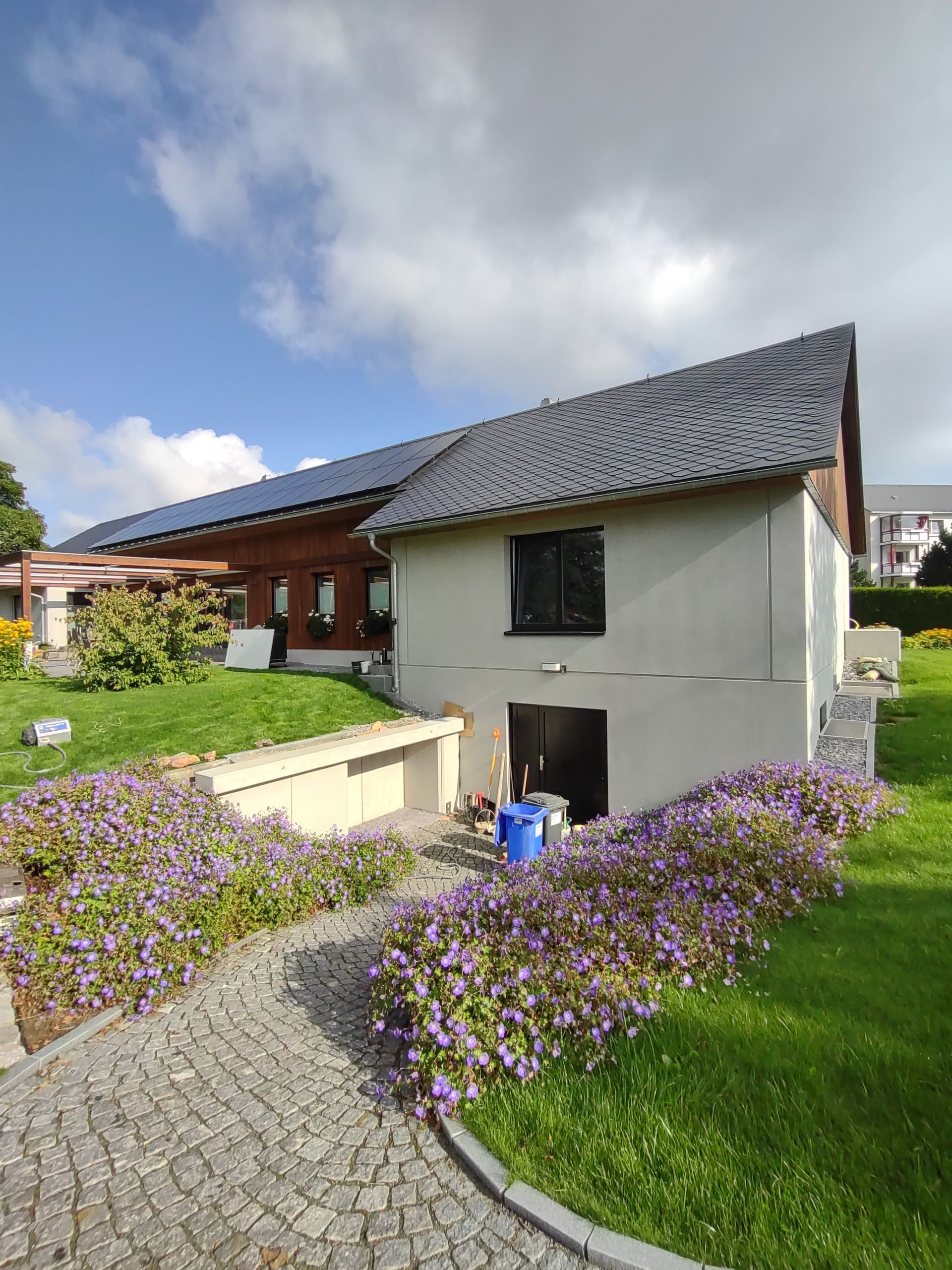 Sichtbetonfassade eines Wohnhauses im Farbton Hellgrau verschönert mit Betonkosmetik