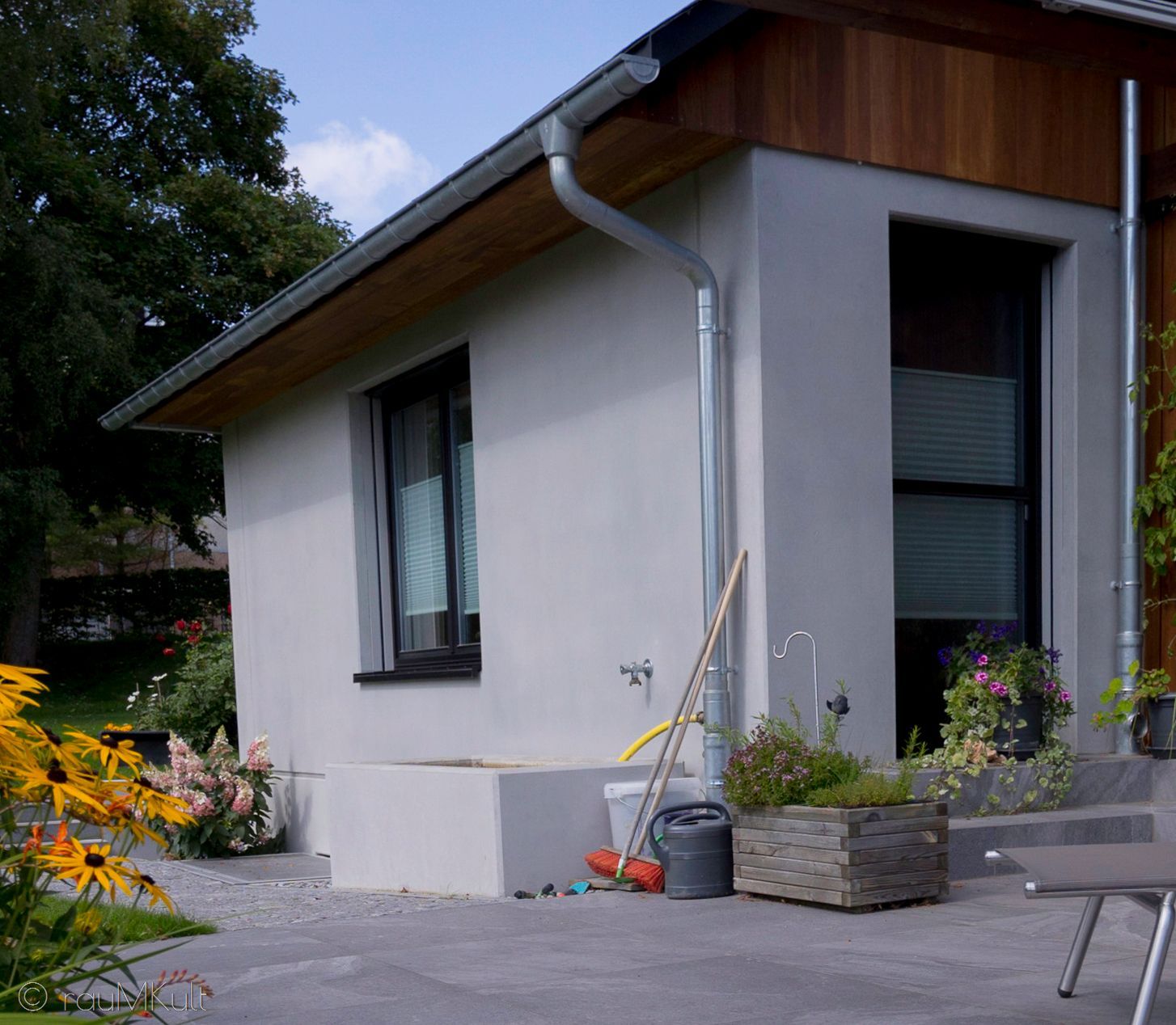 Sichtbetonfassade eines Wohnhauses im Farbton Hellgrau verschönert mit Betonkosmetik und geschützt mit Imprägnierung