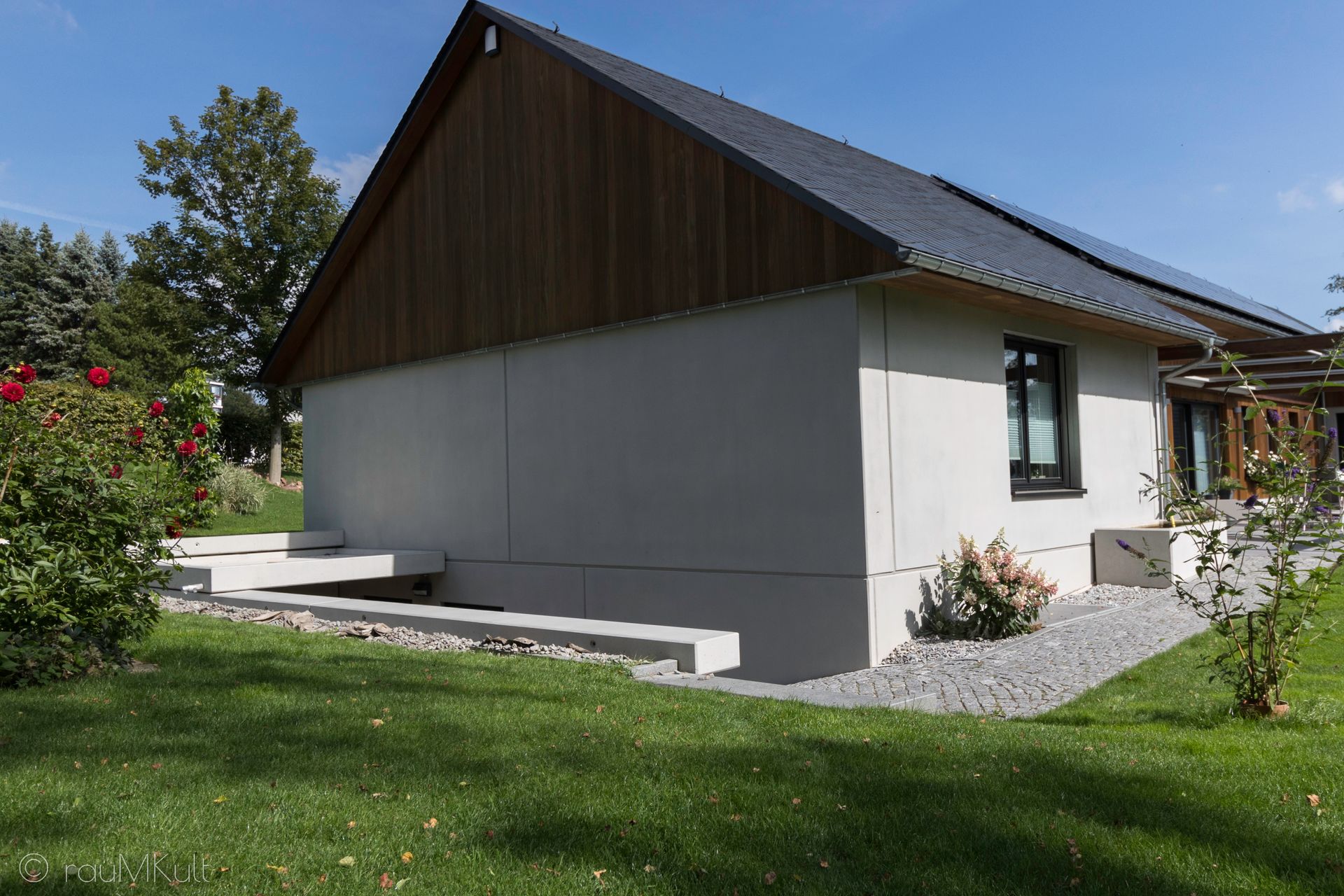 Sichtbetonfassade eines Wohnhauses im Farbton Hellgrau verschönert mit Betonkosmetik und geschützt mit Imprägnierung