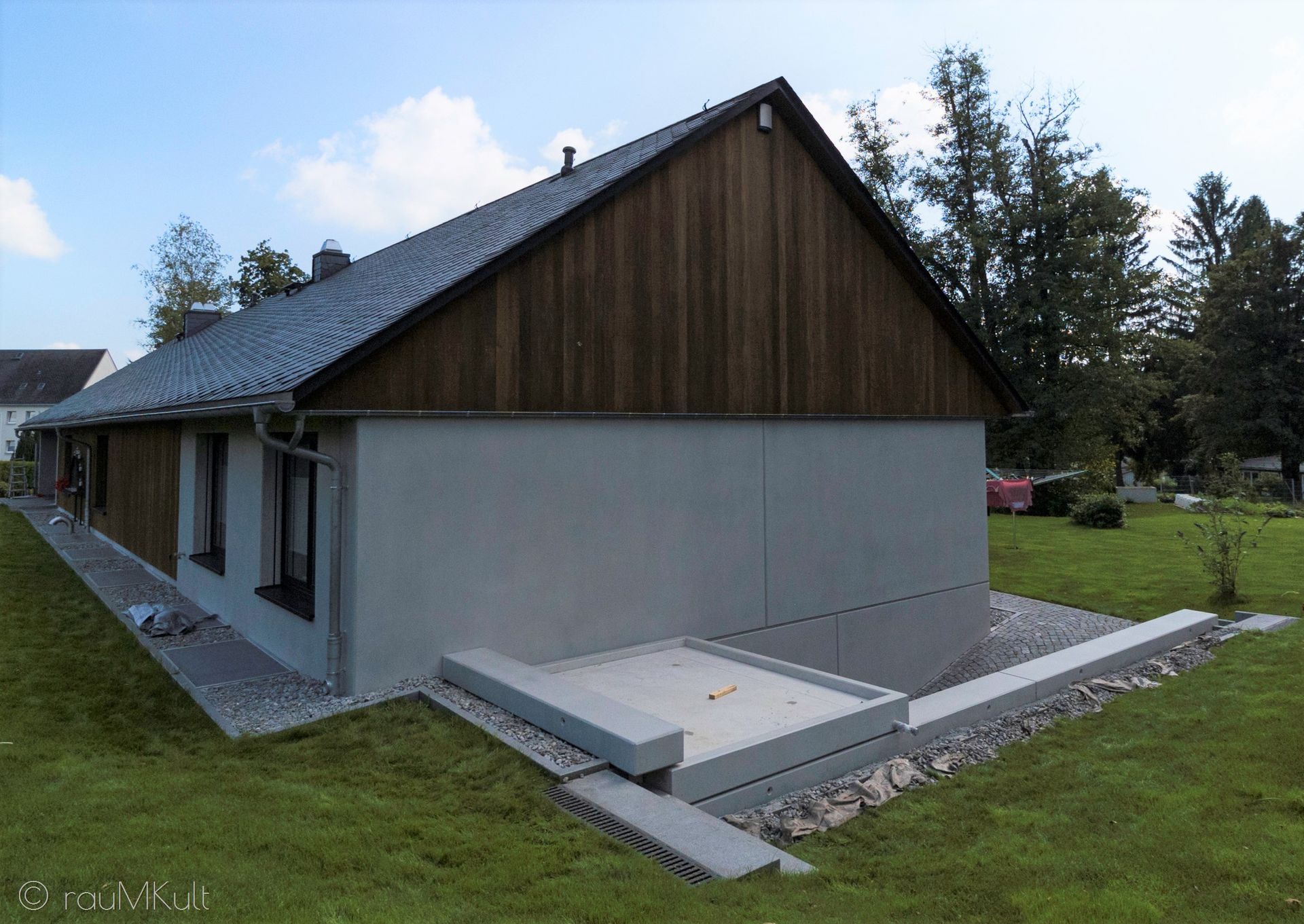 Sichtbetonfassade eines Wohnhauses im Farbton Hellgrau verschönert mit Betonkosmetik