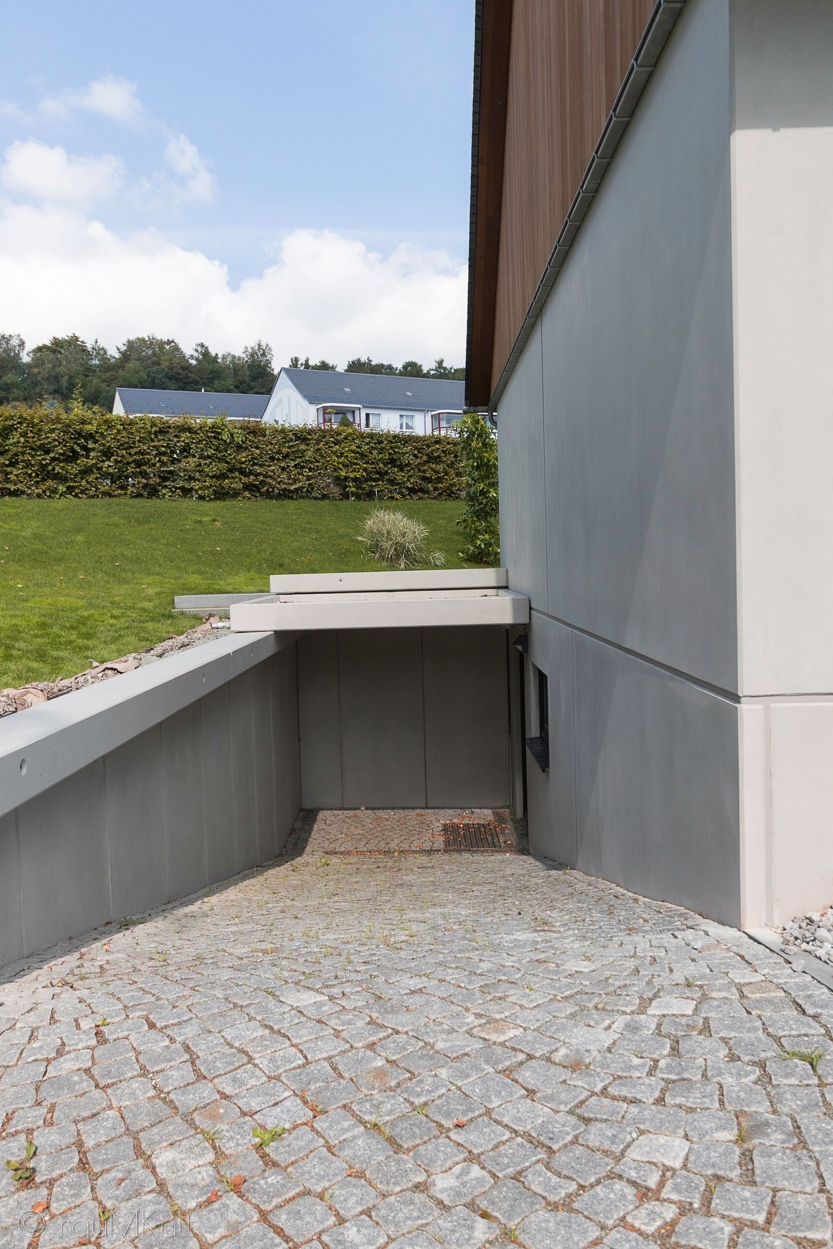 Sichtbetonfassade eines Wohnhauses im Farbton Hellgrau verschönert mit Betonkosmetik