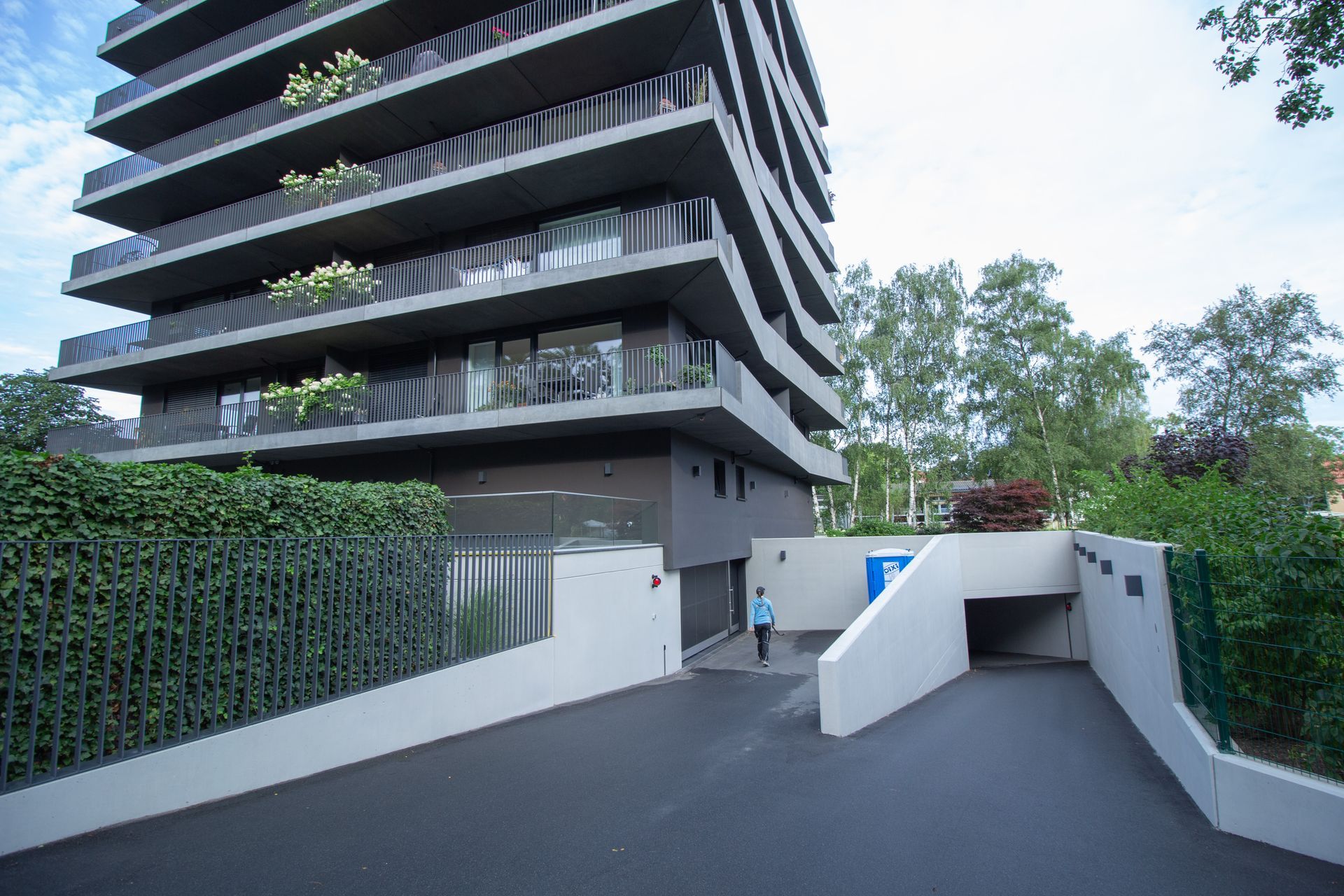 
Sichtbeton Tiefgaragen Einfahrt im Außenbereich wurde behandelt mit Betonkosmetik in Betongrau - nachher
