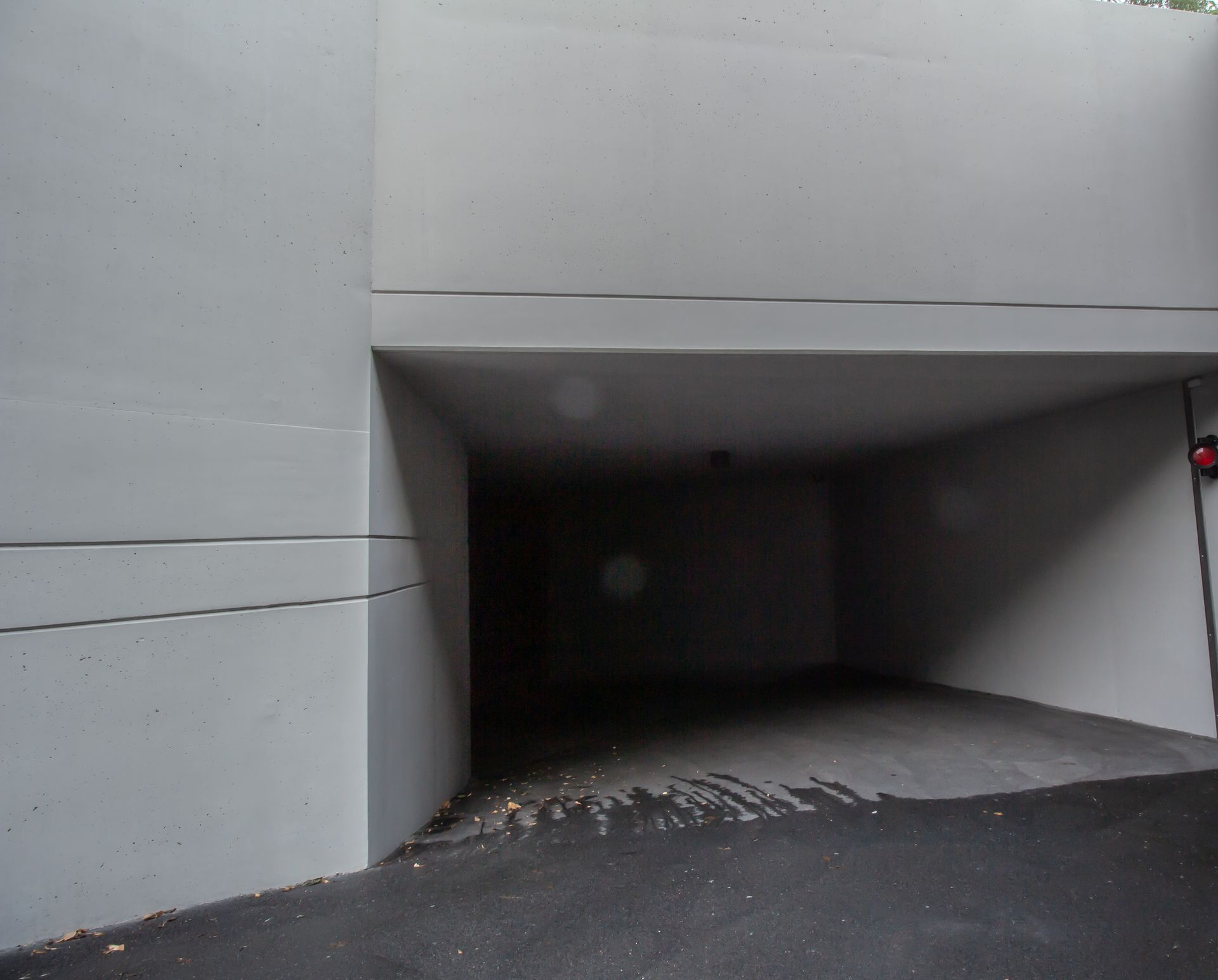 Sichtbeton Tiefgaragen Einfahrt im Außenbereich wurde behandelt mit Betonkosmetik in Betongrau - nachher