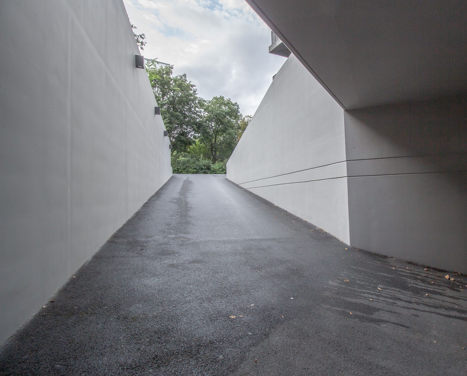 Sichtbeton Tiefgaragen Einfahrt im Außenbereich wurde behandelt mit Betonkosmetik in Betongrau - nachher