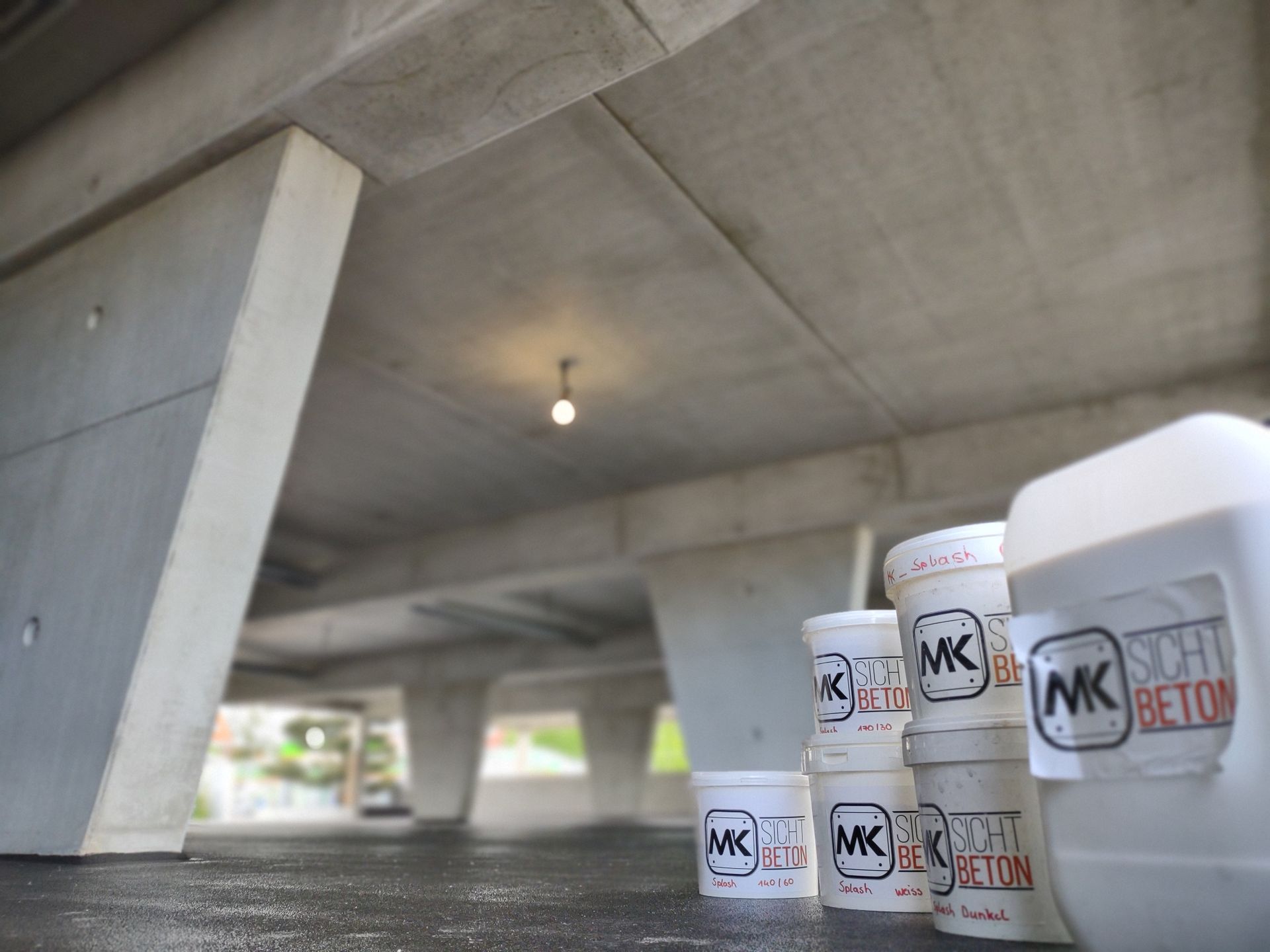 Betonkosmetik Material steht in einer Tiefgarage bereit