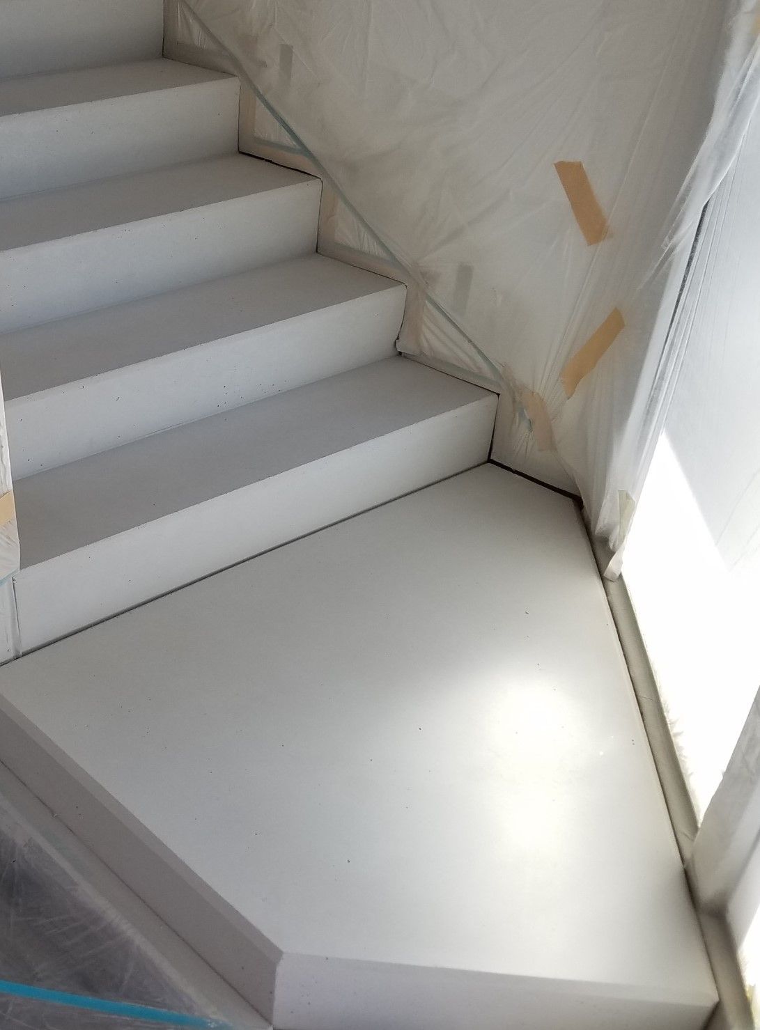 Betontreppe Treppenpodest im Farbton Betongrau Sichtbeton mit Betonkosmetik verschönert