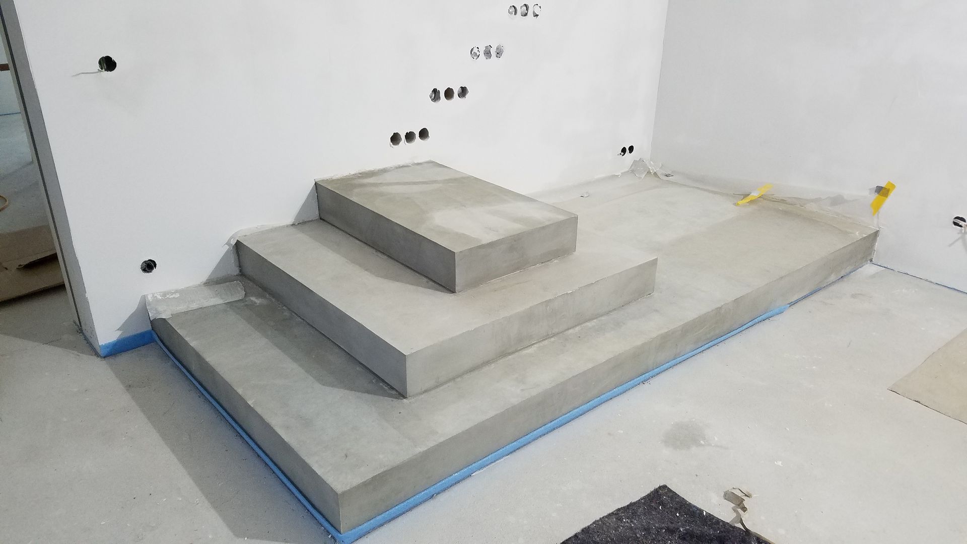 Betontreppe Treppenpodest im Farbton Betongrau Sichtbeton vor der Behandlung mit Betonkosmetik