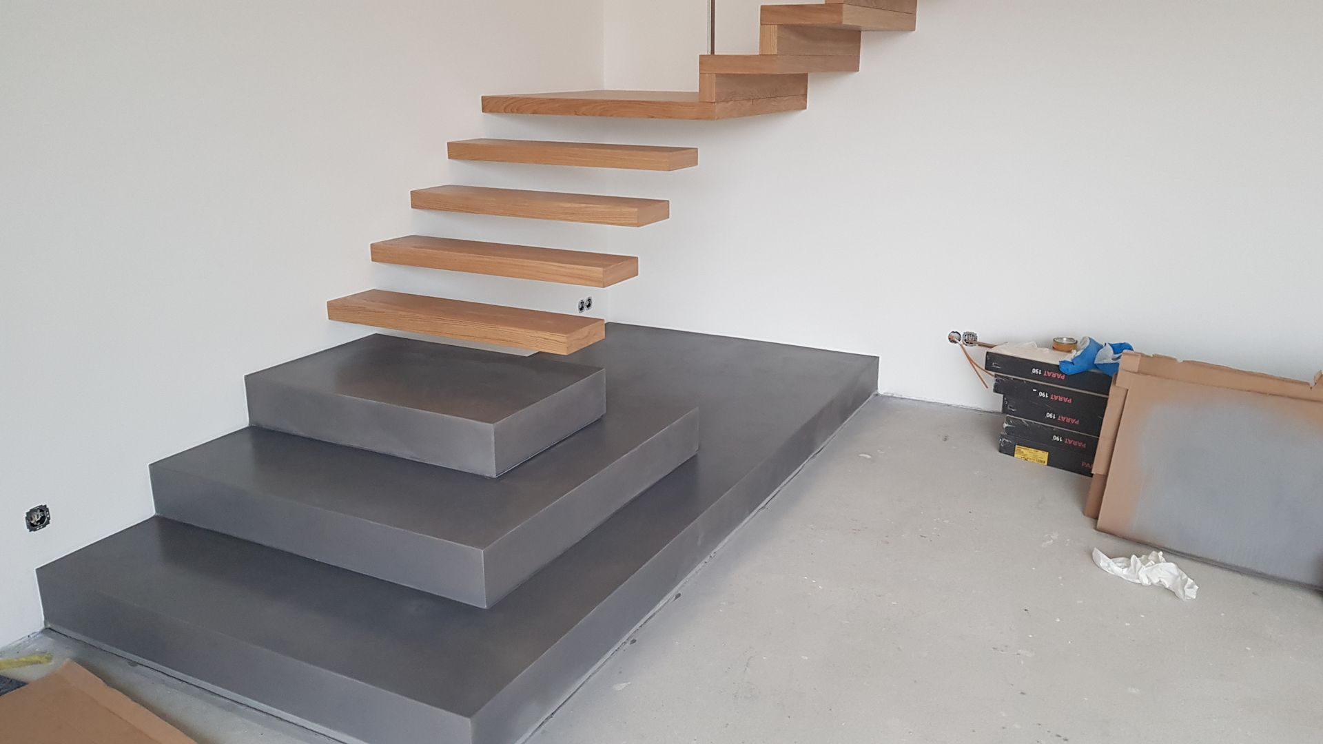 Betontreppe Treppenpodest im Farbton Anthrazit Sichtbeton nach der Behandlung mit Betonkosmetik