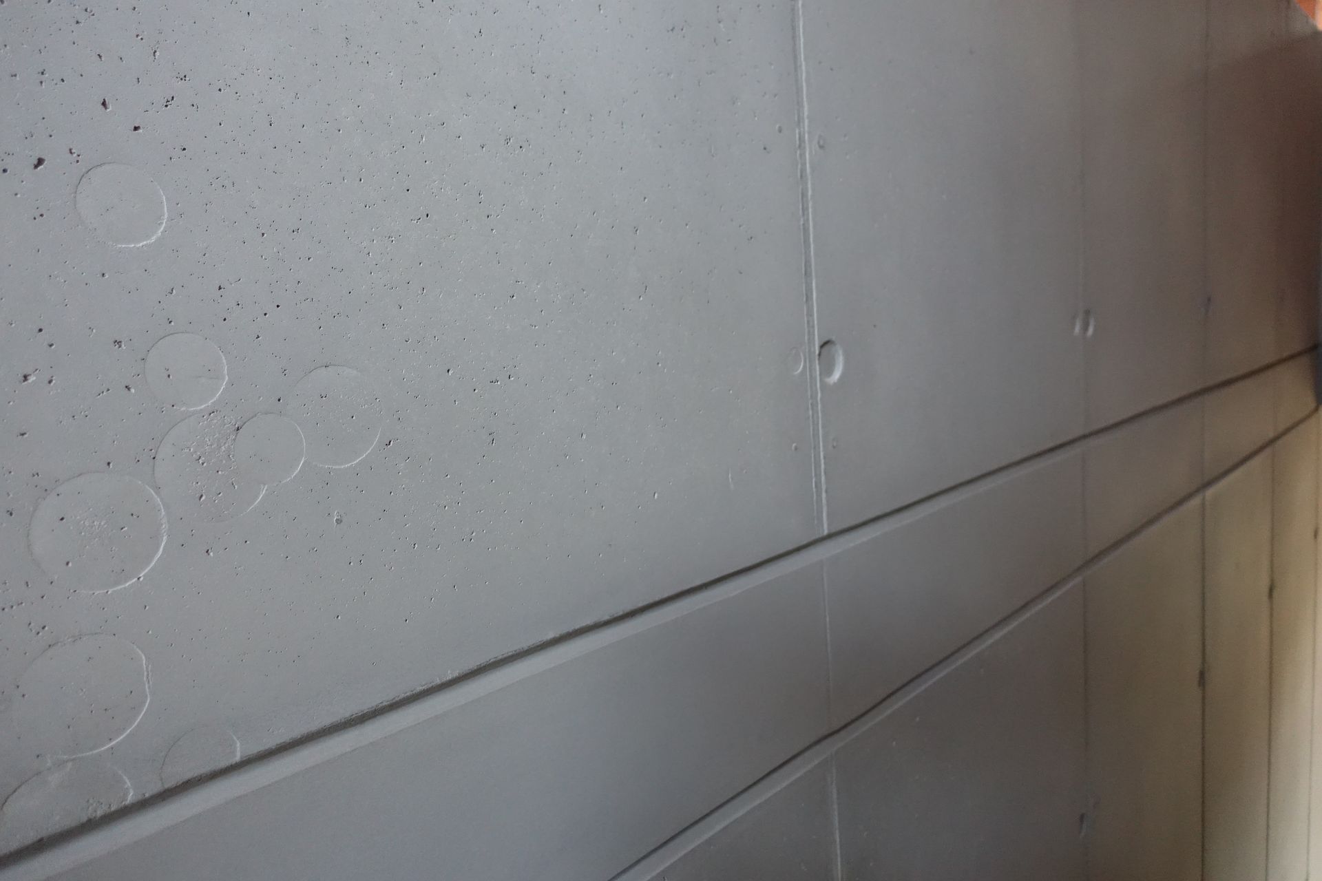 Eine Sichtbeton Betonwand wurde behandelt mit Betonkosmetik - nachher