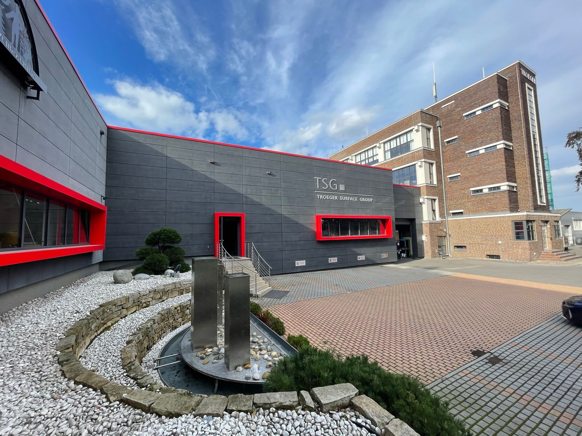 Sichtbetonfassade eines Geschäftshauses im Farbton Anthrazit verschönert mit Betonkosmetik  und imprägniert mit PolySealer der Firma rauMKult Sichtbeton