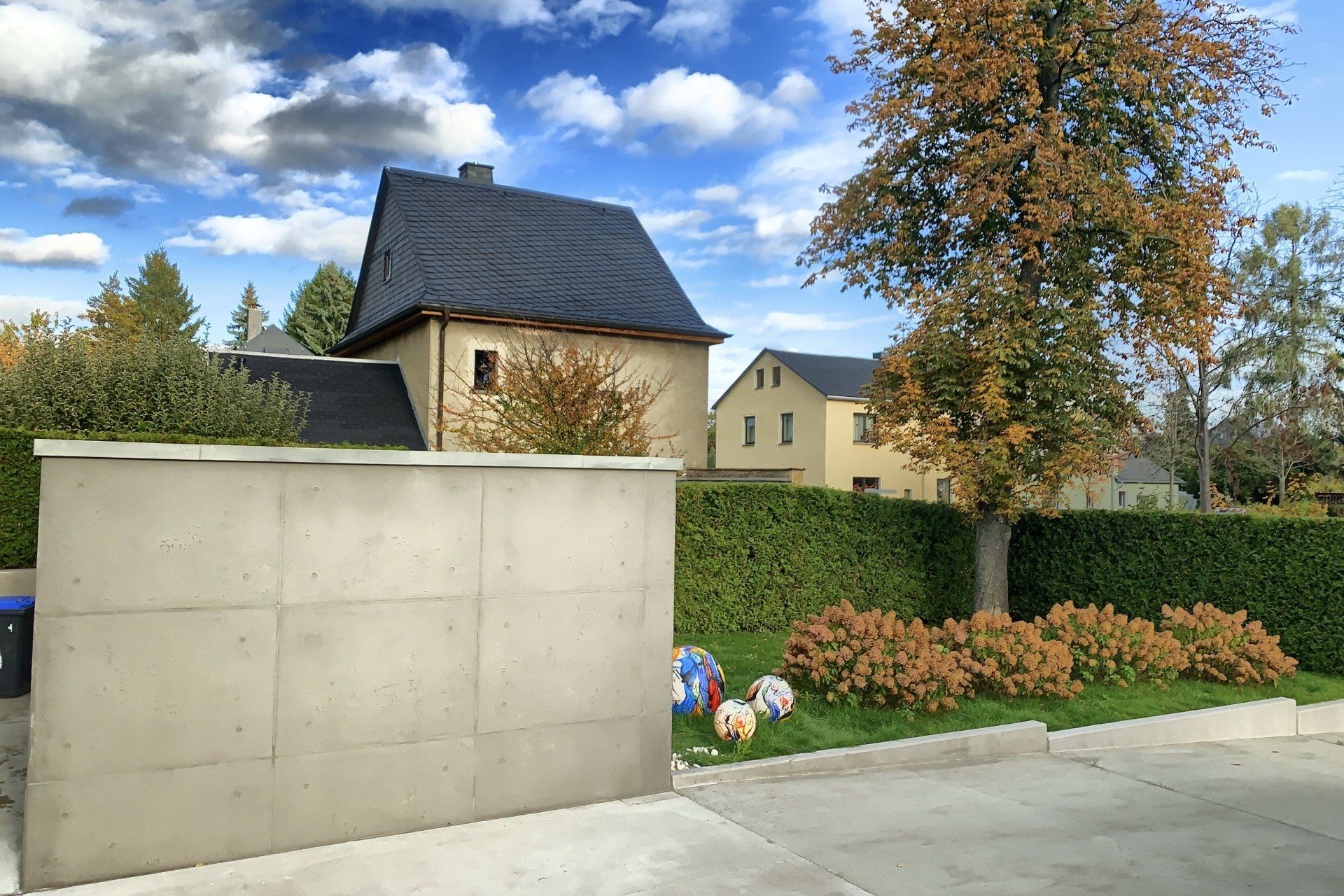 Betonoptik in Grau auf einer Garagenwand