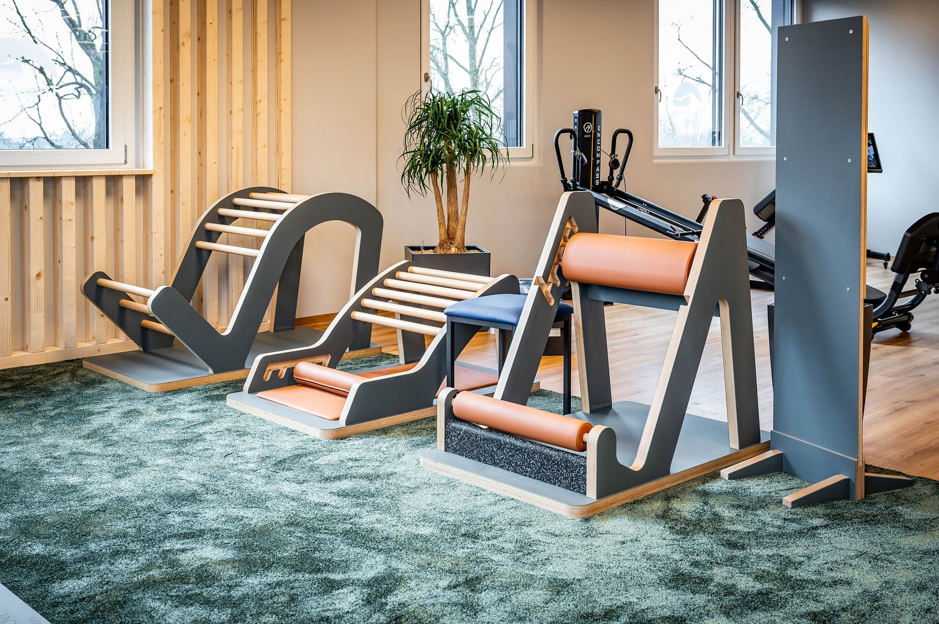 Ein Raum mit vielen Trainingsgeräten auf dem Boden.