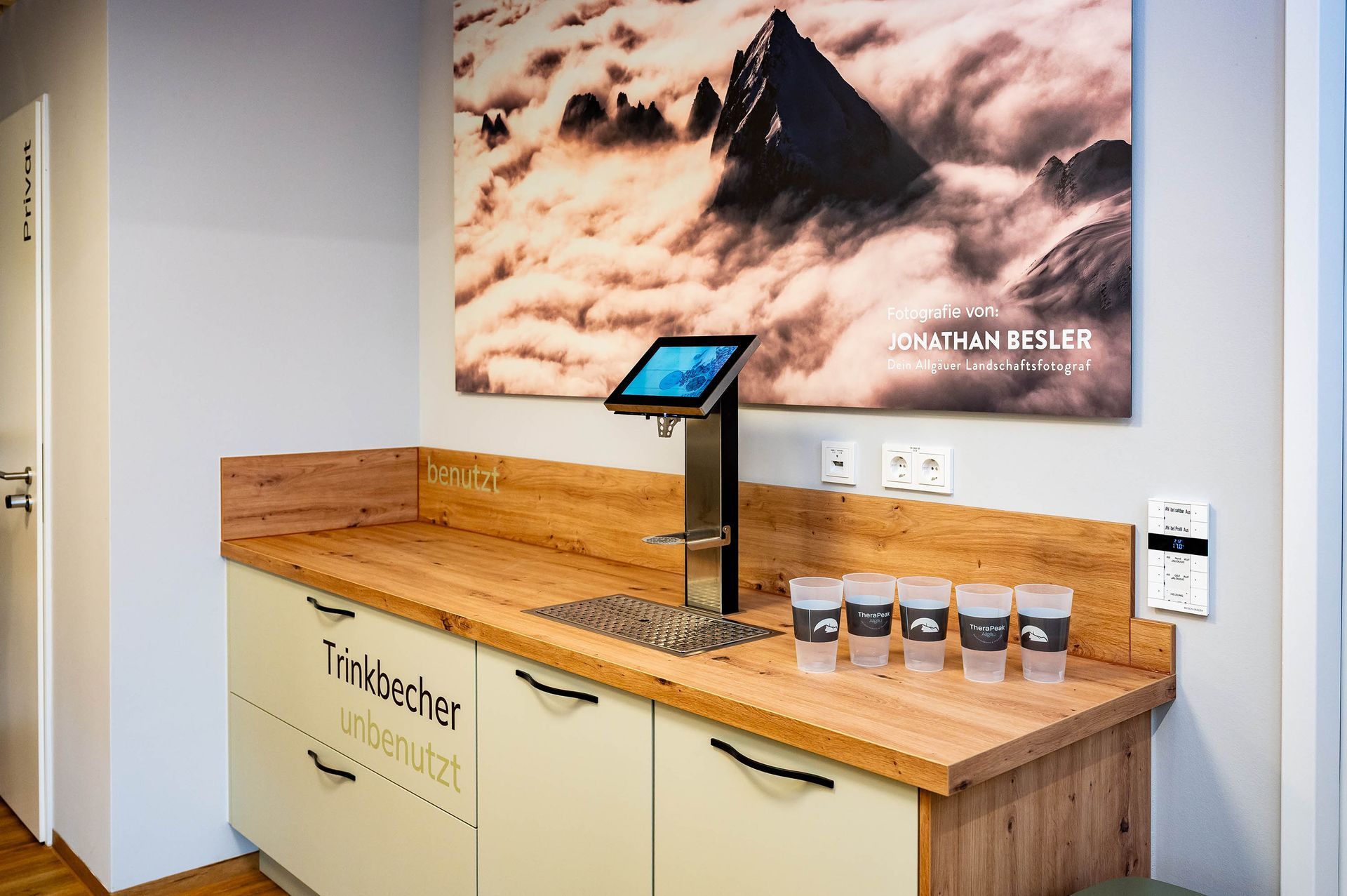 Eine Saftbar im Trainingsraum von TheraPeak Allgäu.