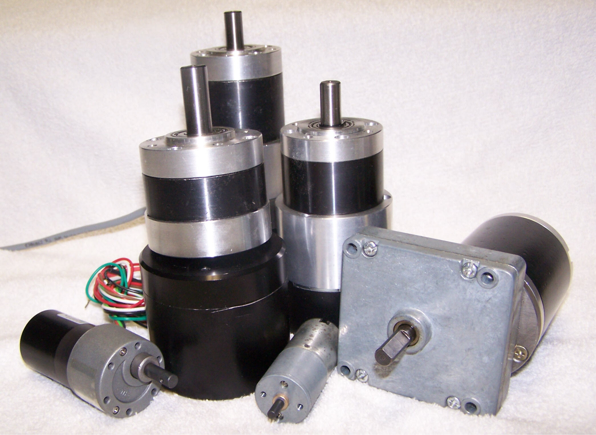 A group of blue pumps are sitting on top of each other on a mat.