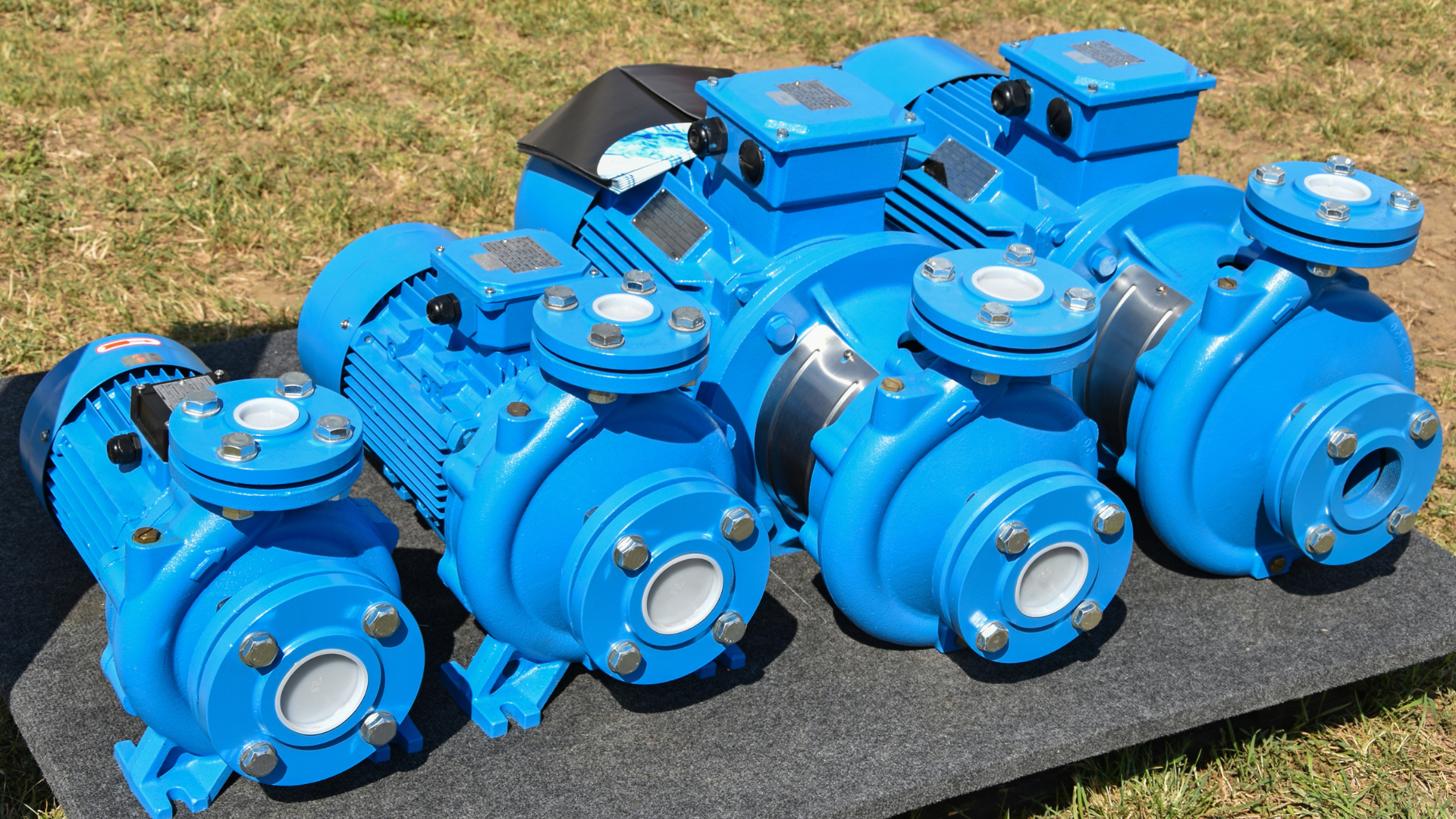 A group of blue pumps are sitting on top of each other on a mat.