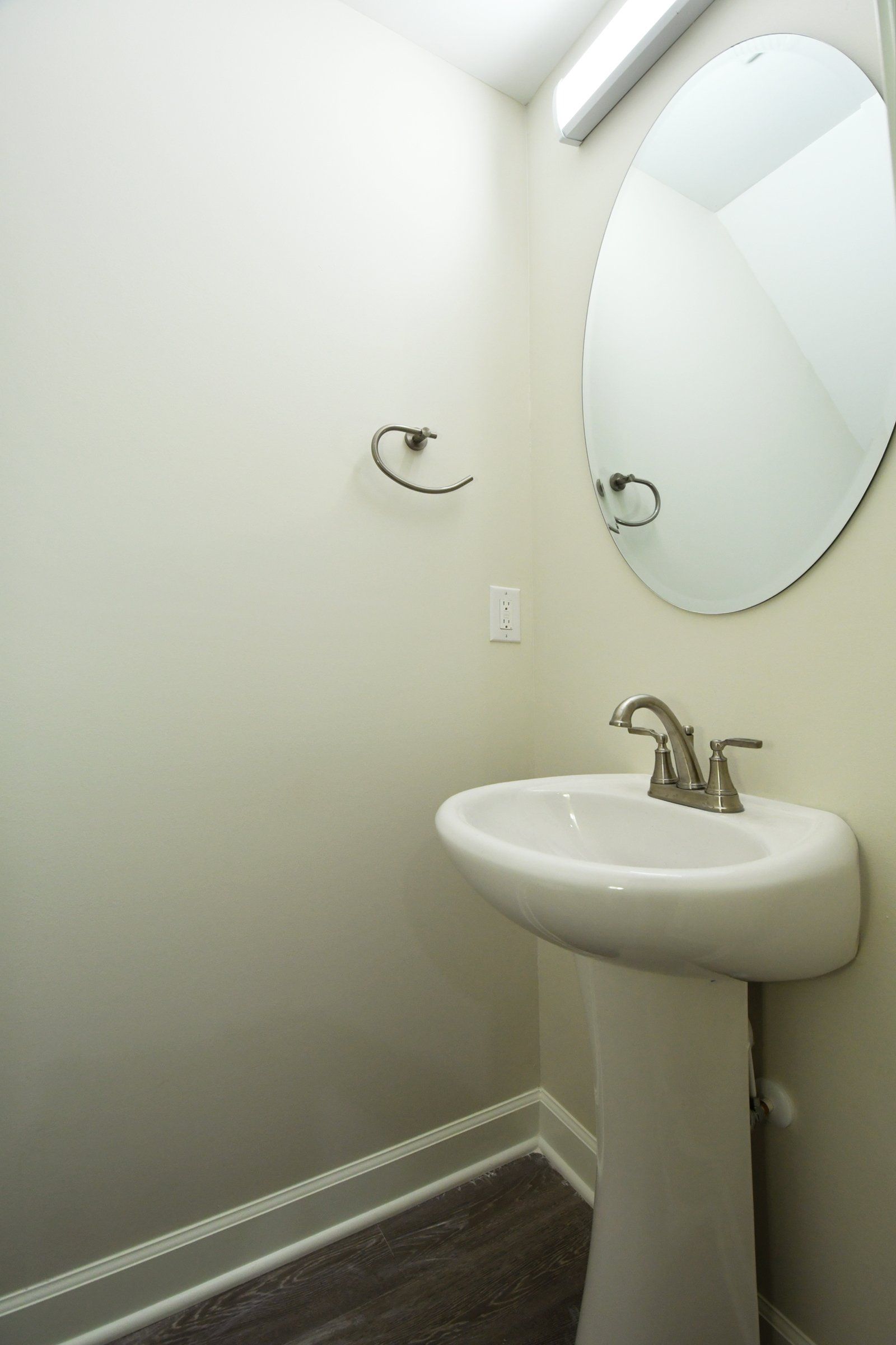 939 Long Drive bathroom