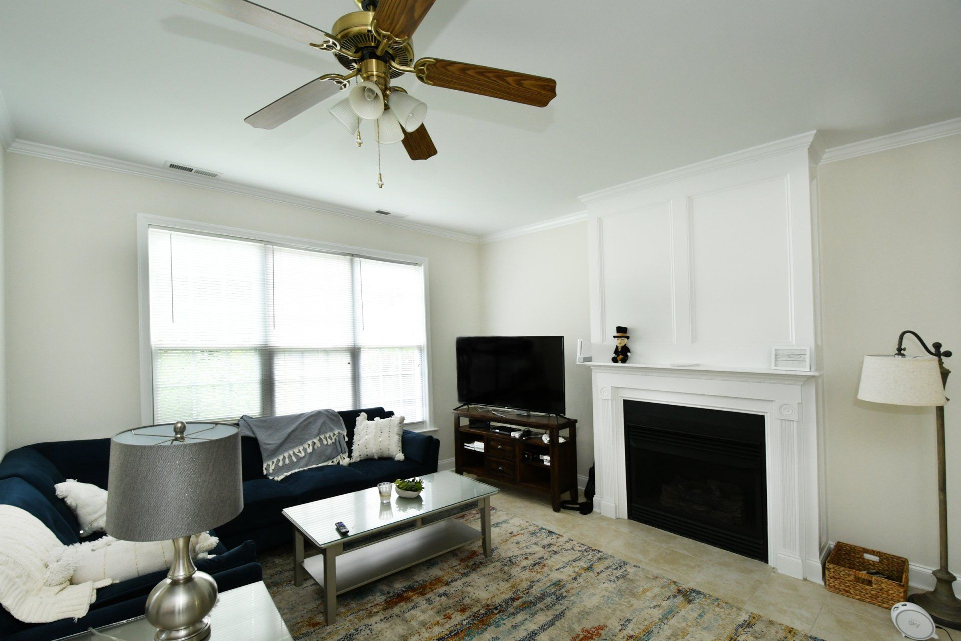 745 Yellowstone living room