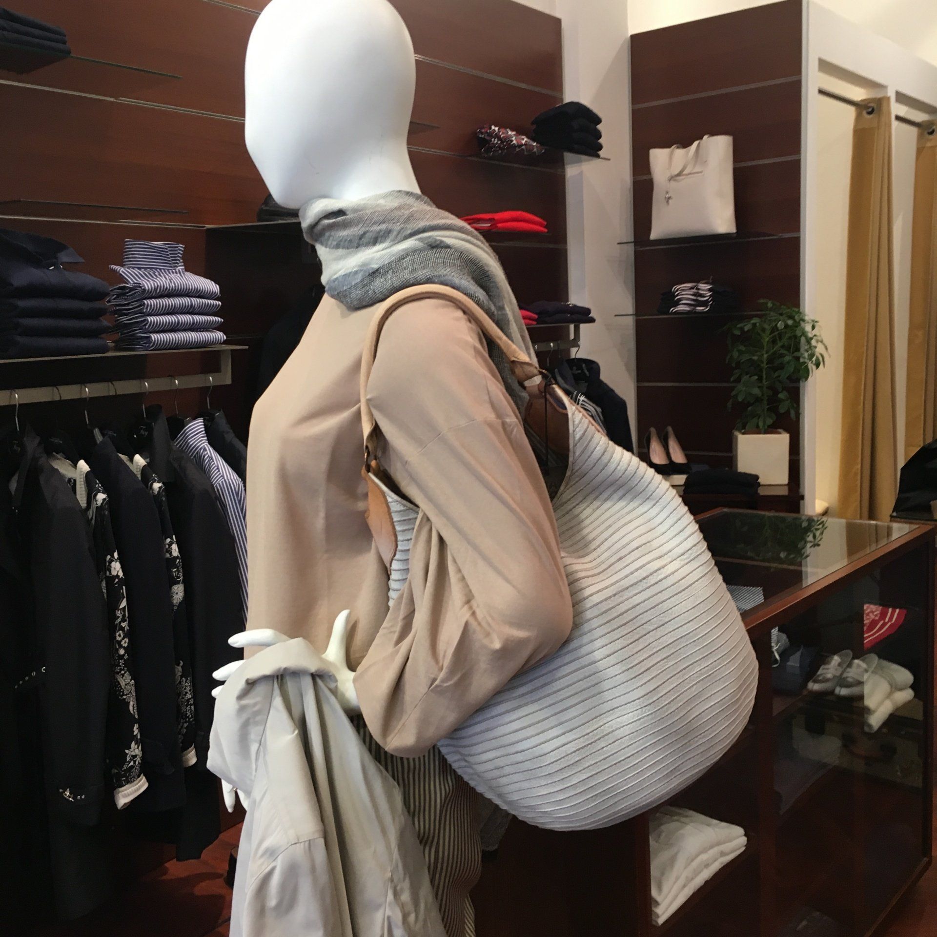 un manichino con abbigliamento da donna