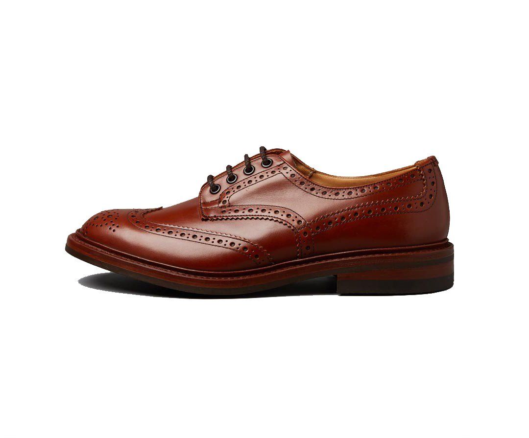 scarpe da donna col tacco ed una borsa nera