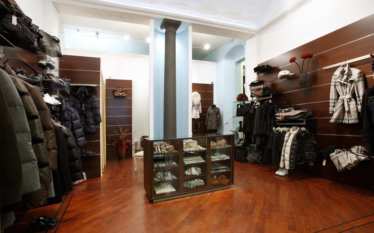 interno negozio abbigliamento con parquet