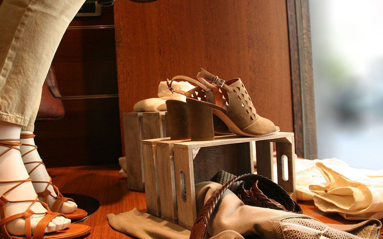 scarpe in esposizione su una scatola di legno