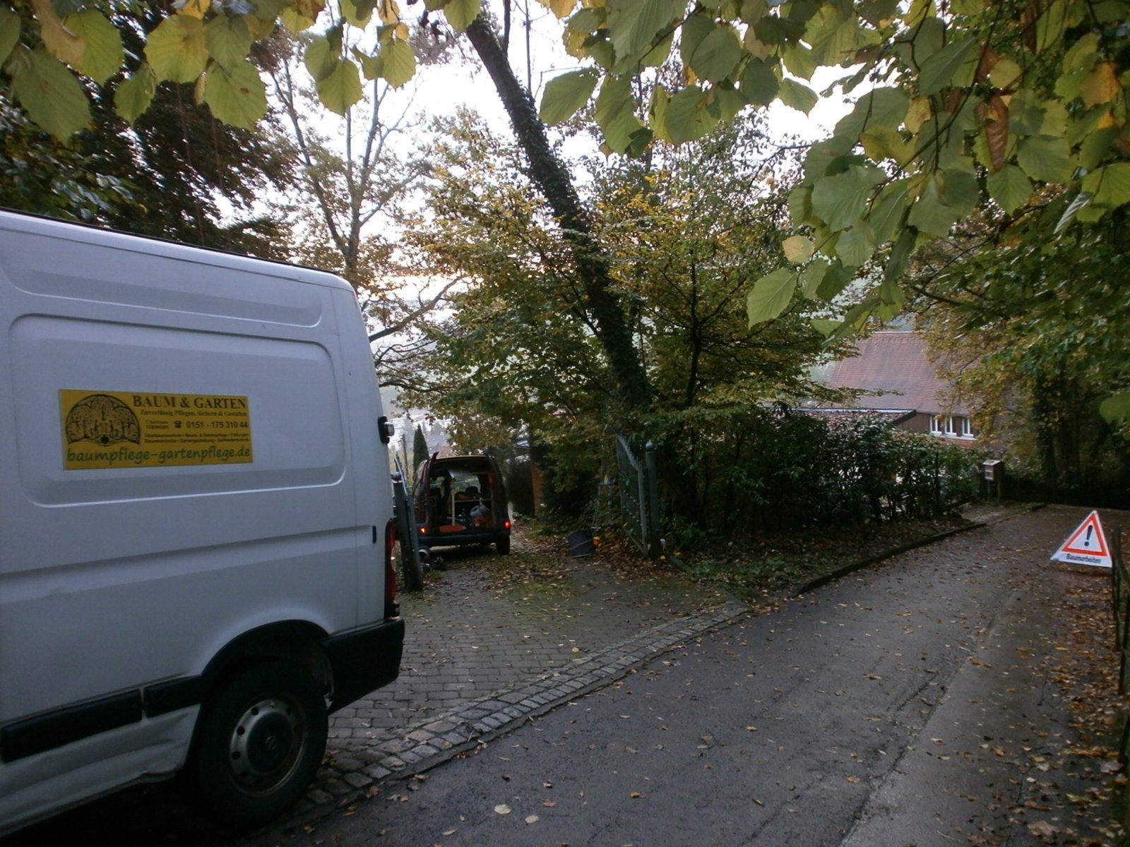 Fahrzeuge von Baum- & Gartenpflege Tobias Schlimme parken in Metzingen.