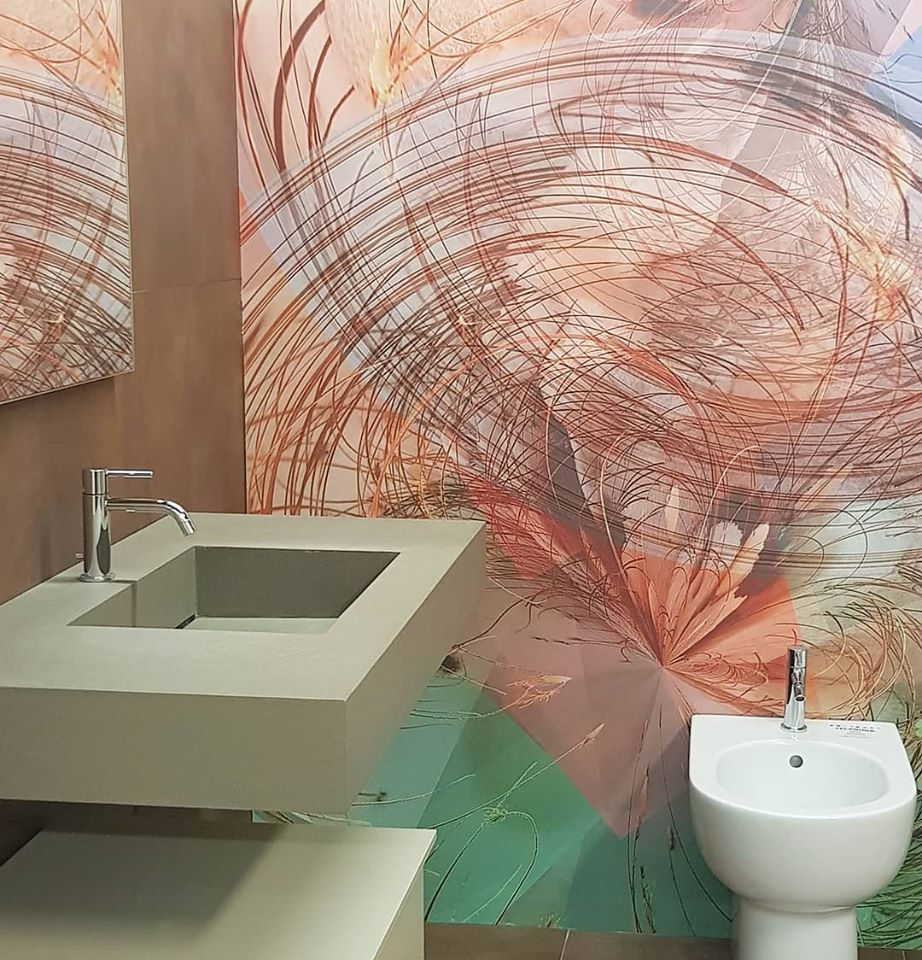bagno con rivestimento in gres porcellanato e carta da parati