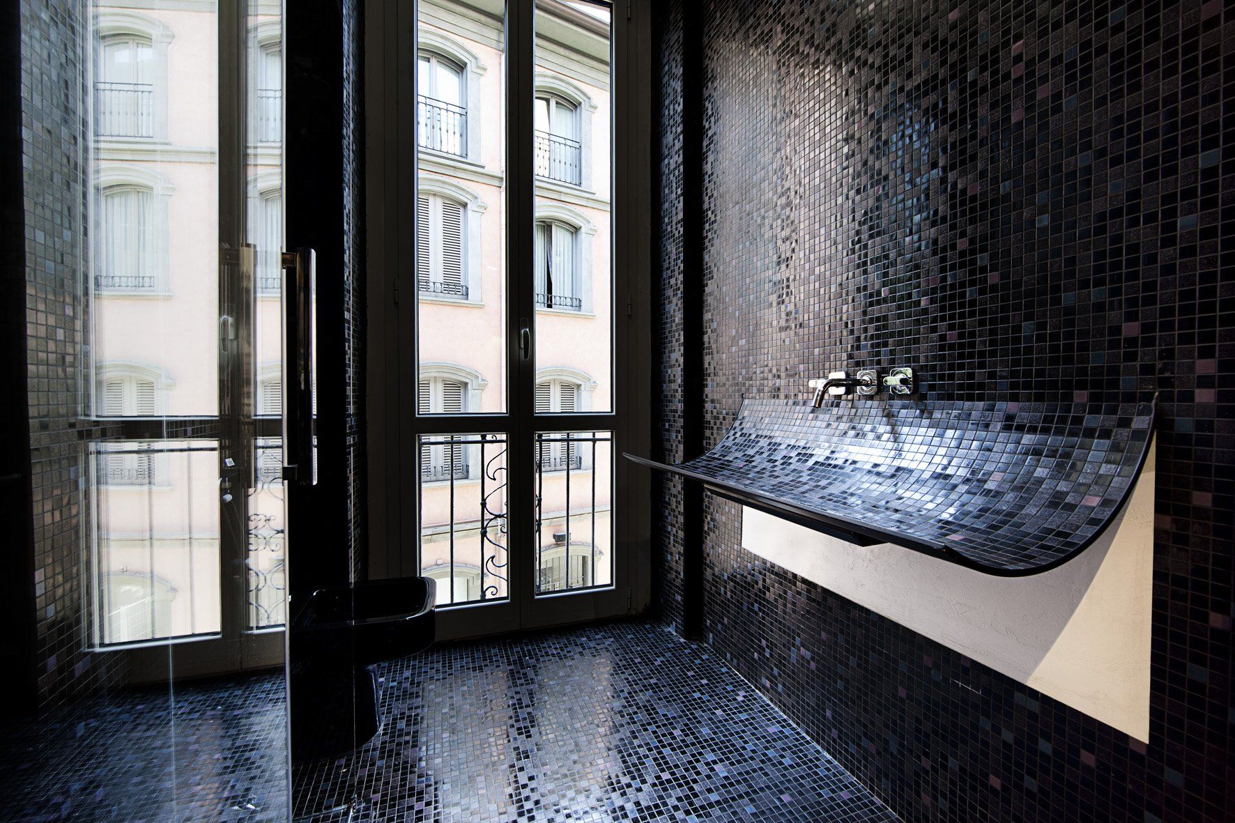 bagno con rivestimento in mosaico bisazza