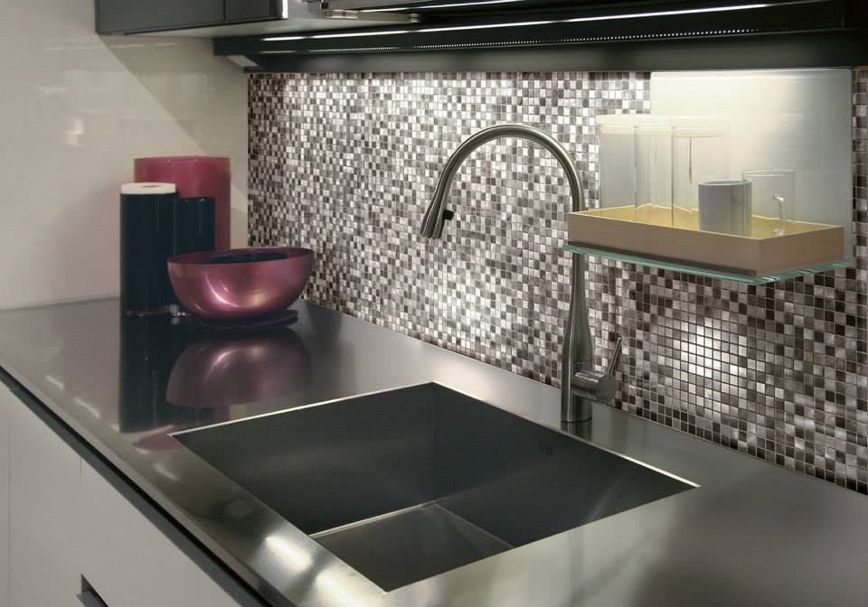 rivestimento cucina con mosaico boxer alluminio