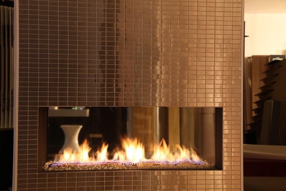 dettaglio caminetto con rivestimento mosaico boxer dallo showroom edilappia