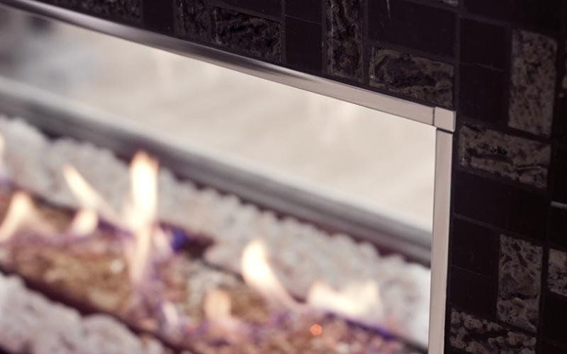 dettaglio caminetto con rivestimento mosaico dallo showroom edilappia