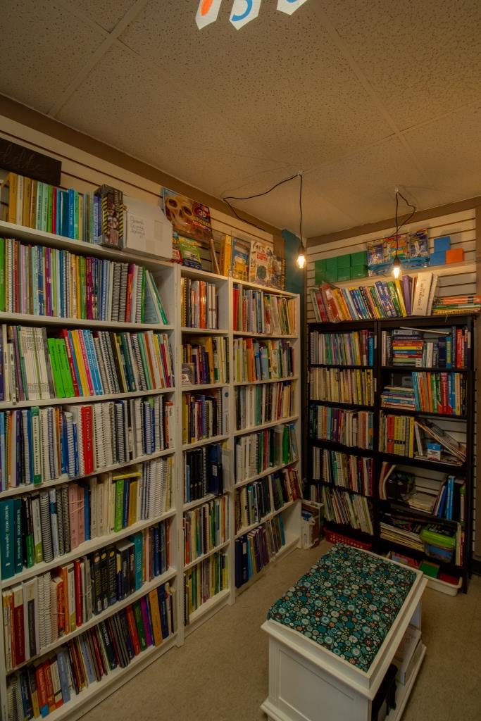 A library filled with lots of books and a coffee table.