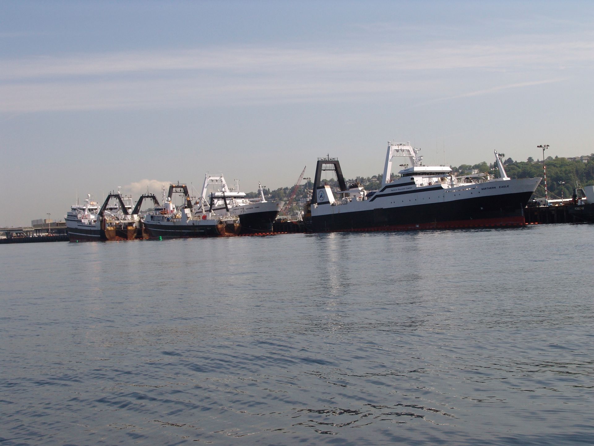 A group of boats are docked in a harbor
