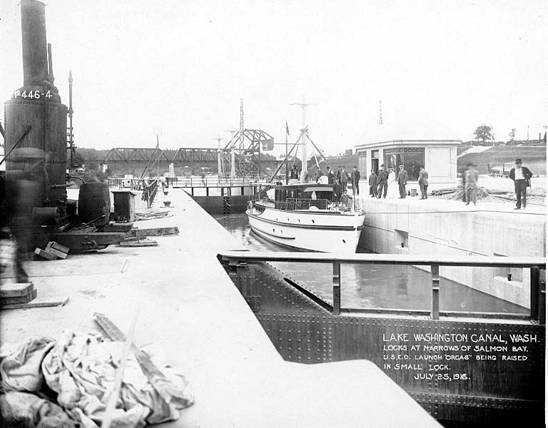 A black and white photo of a boat in a canal