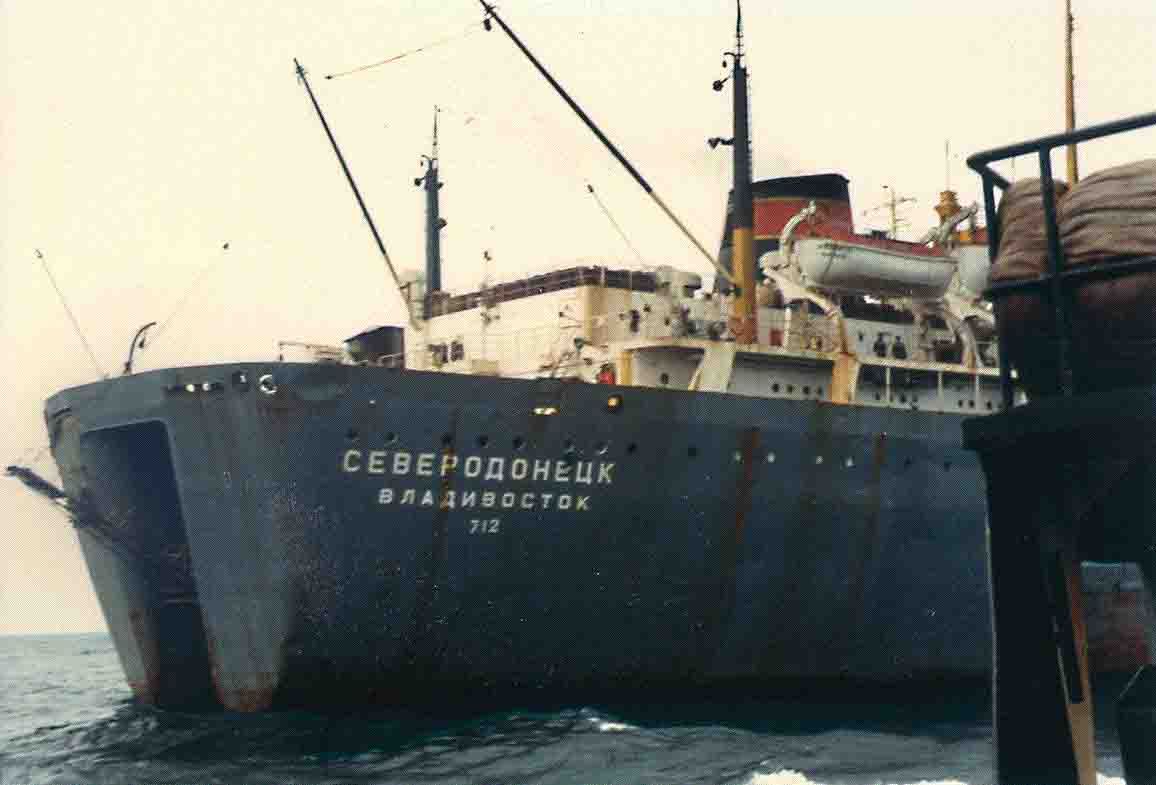 A large ship with the name cebepodonluk on the side