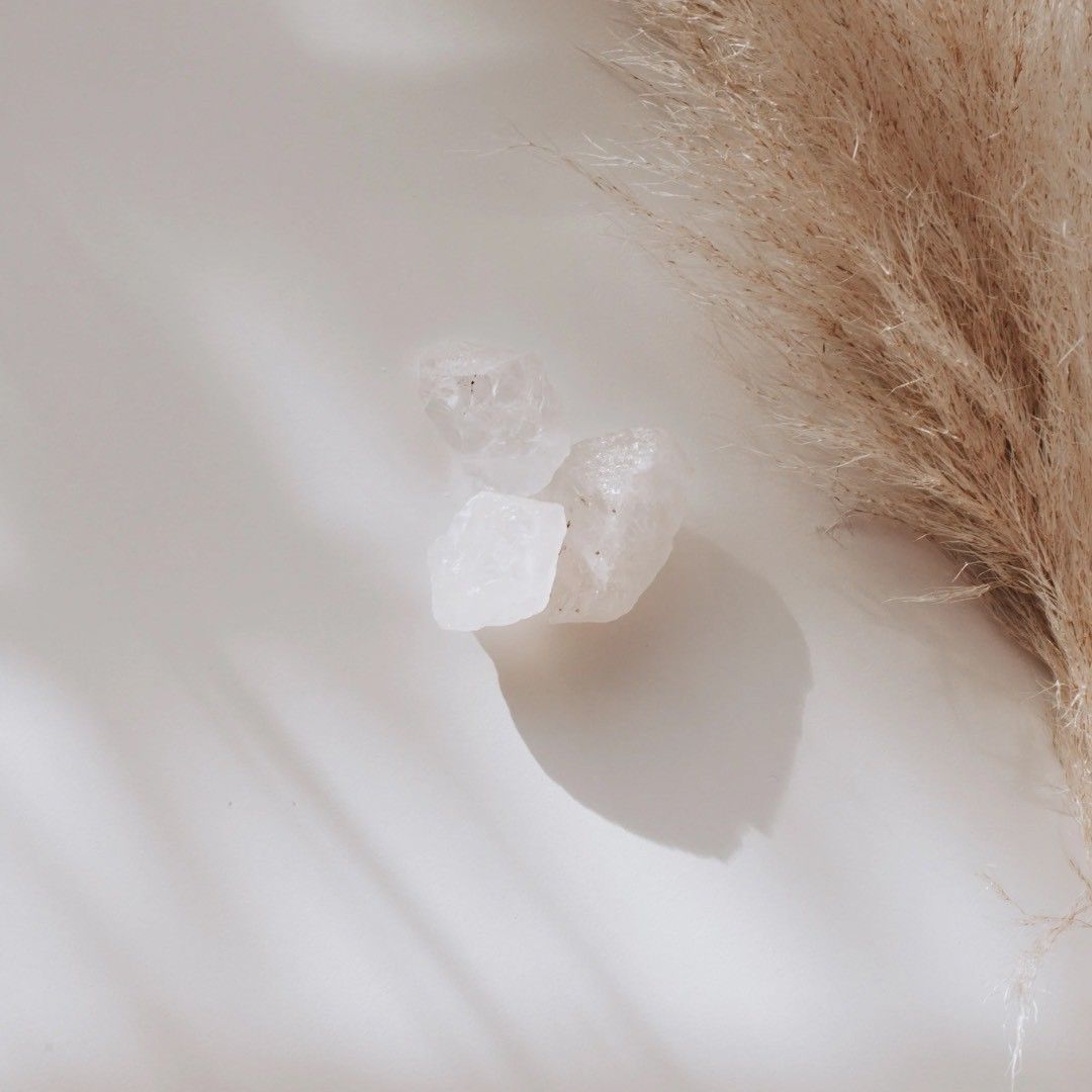 Une bougie est posée sur une table à côté d'une tasse.