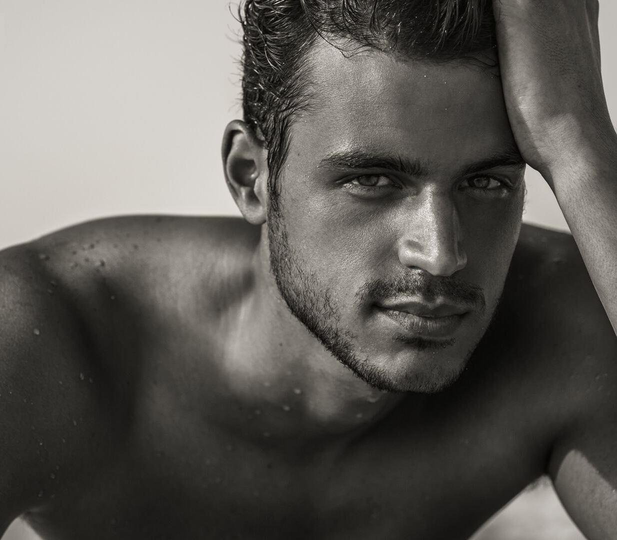 Un homme reçoit un soin du visage dans un spa.