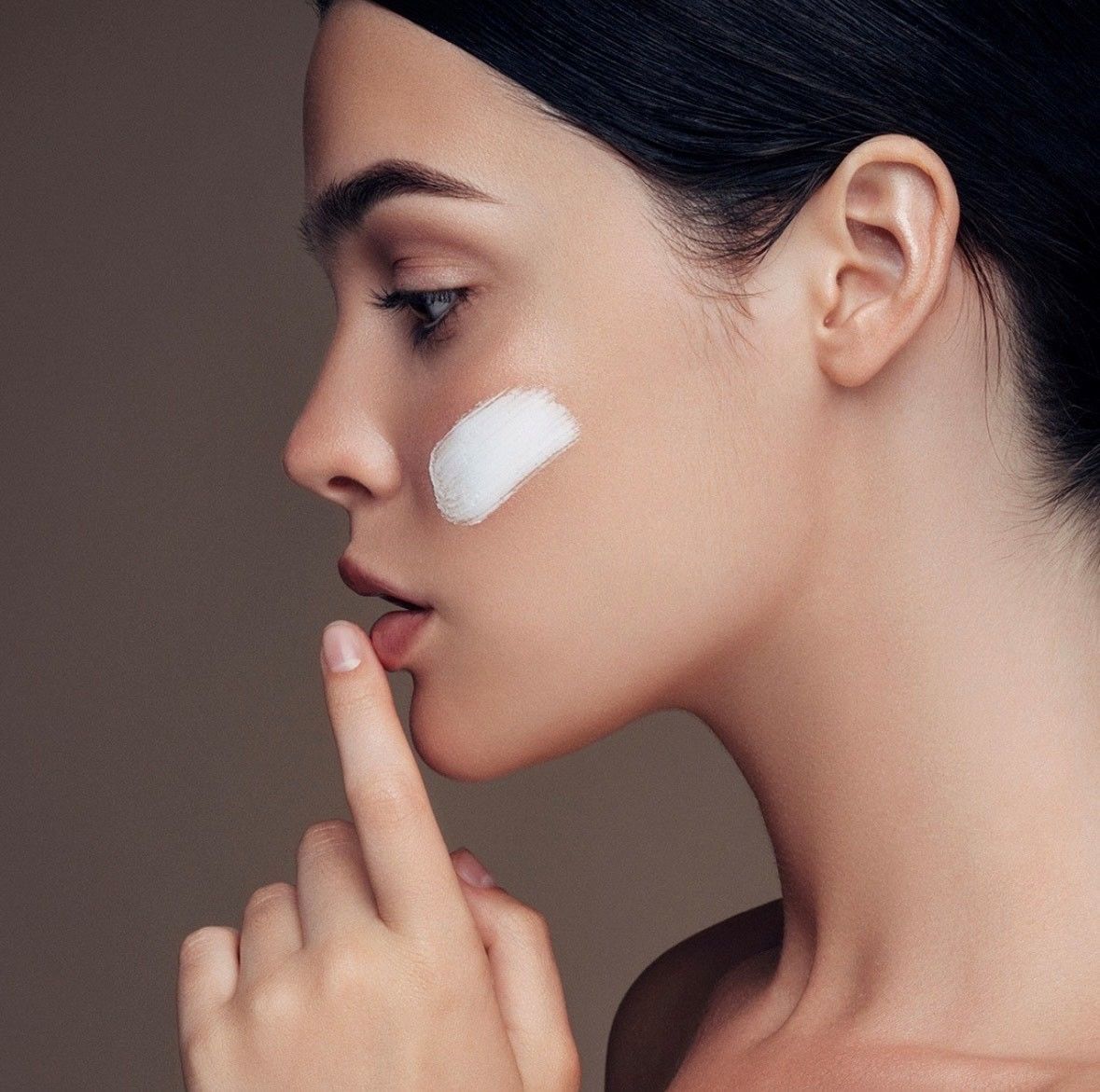 Une femme reçoit un soin du visage dans un spa.