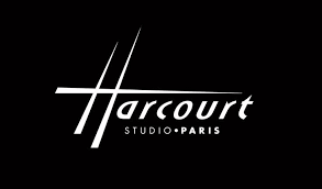 Logo Harcourt Studio Paris en blanc sur fond noir : « H » stylisé avec le texte « Harcourt », « STUDIO PARIS » en dessous.