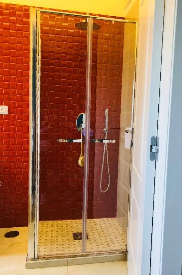 Cabina doccia con porta scorrevole