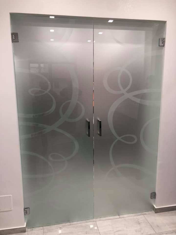 Porta doppia con decorazione moderna