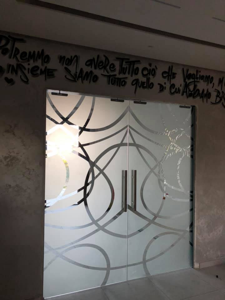 Porta con decorazione moderna