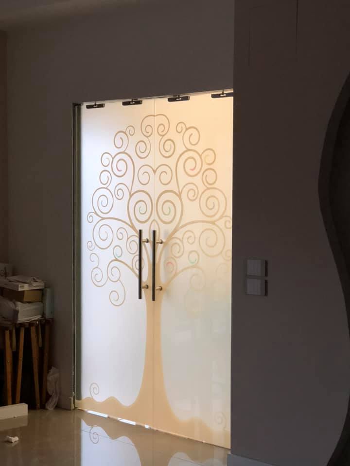 Porta con decorazione artistica