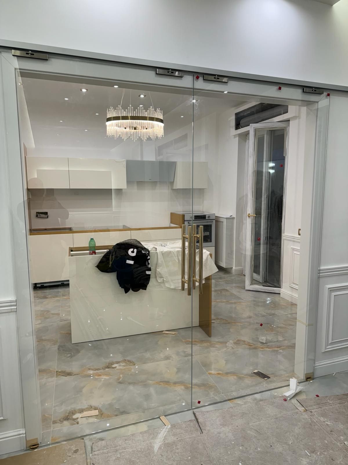 Installazione porta in vetro