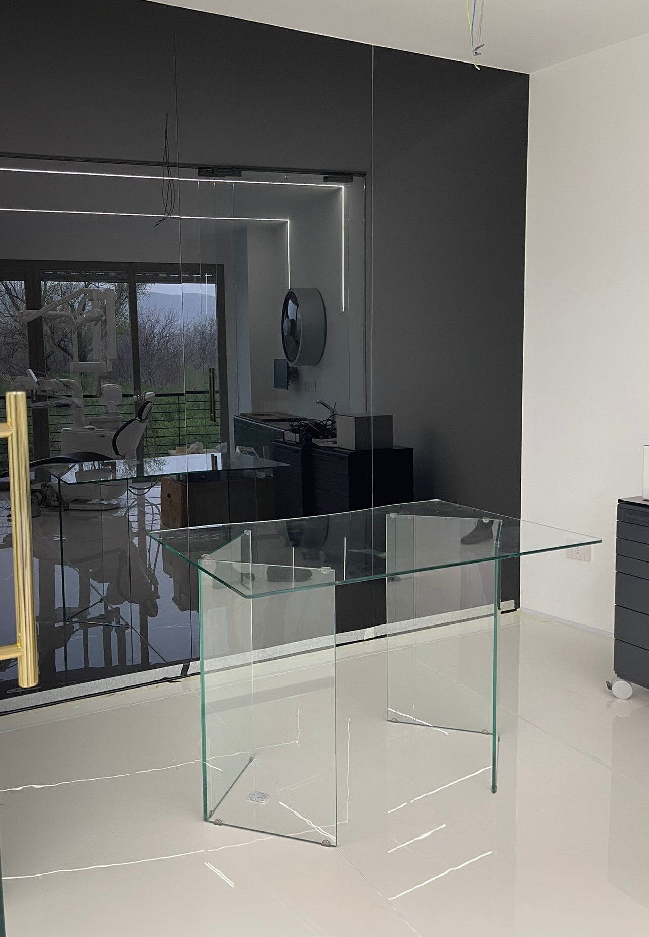 Parete in vetro per studio dentistico